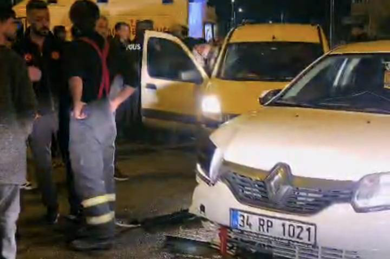 İki otomobil çarpıştı