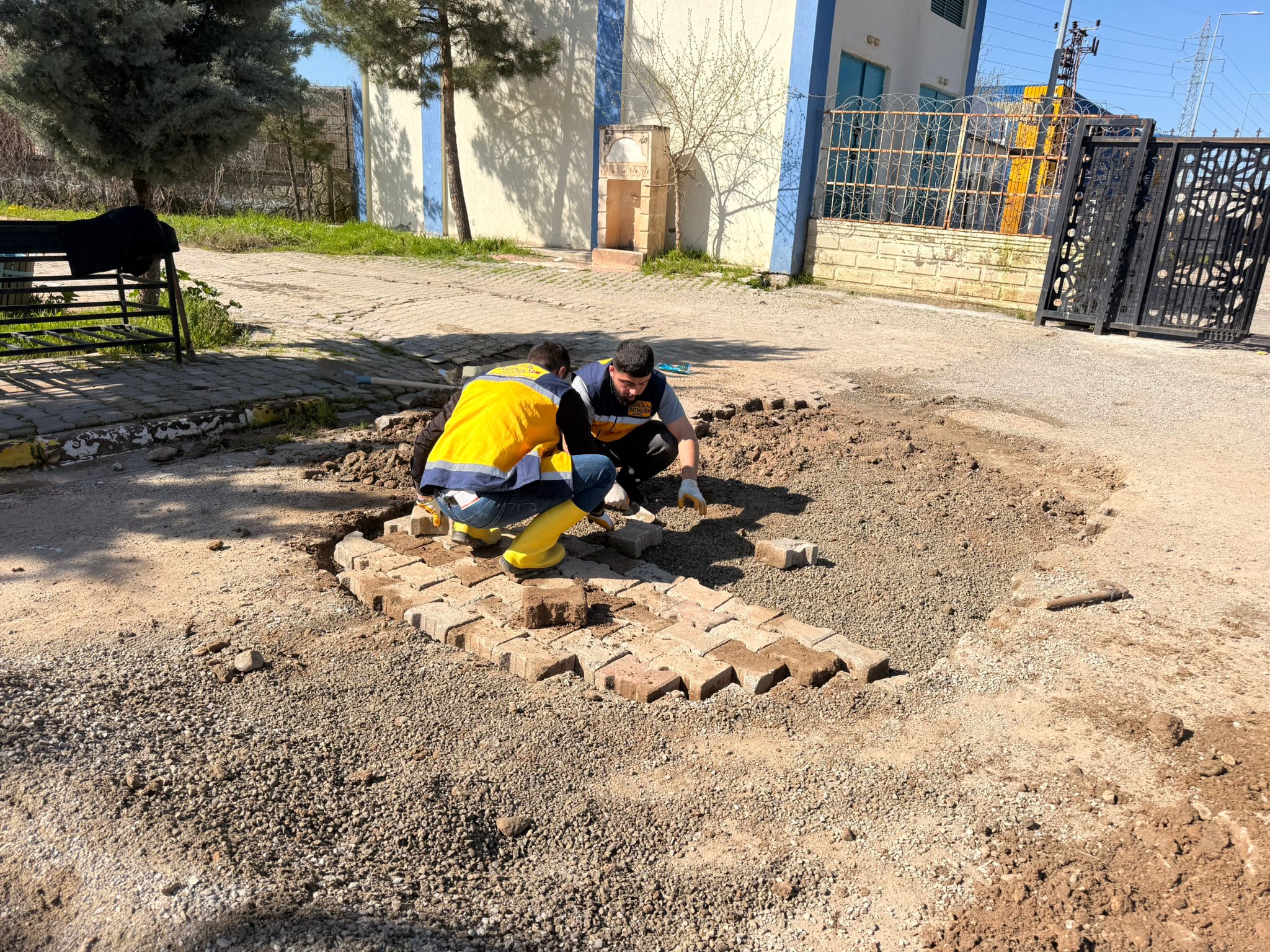 Mezarlıklarda onarım çalışmaları