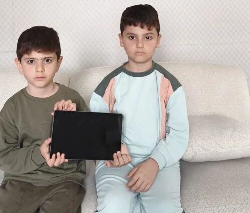 Minik kardeşlerden örnek davranış