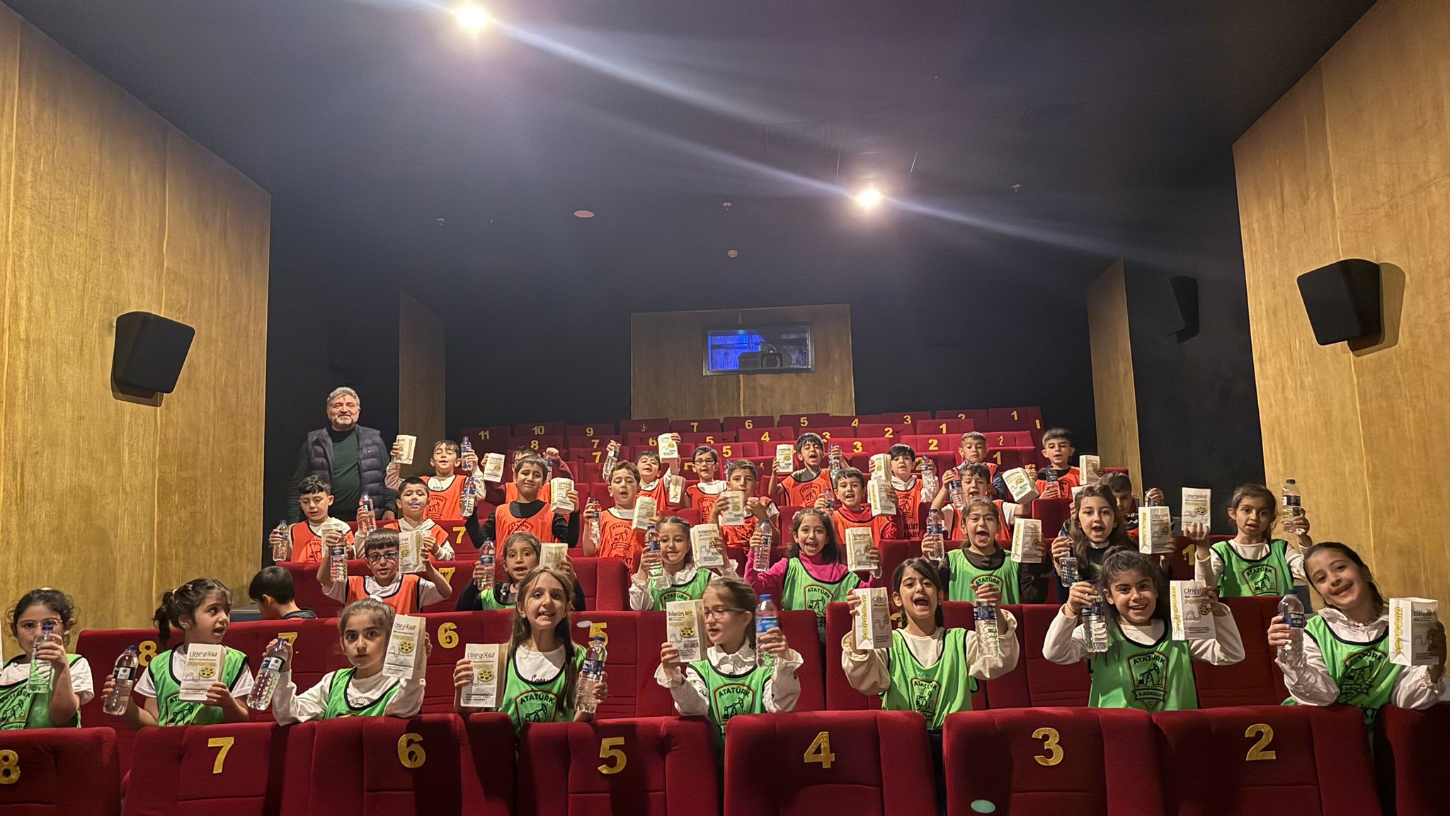 Minik öğrencilerden sinema keyfi
