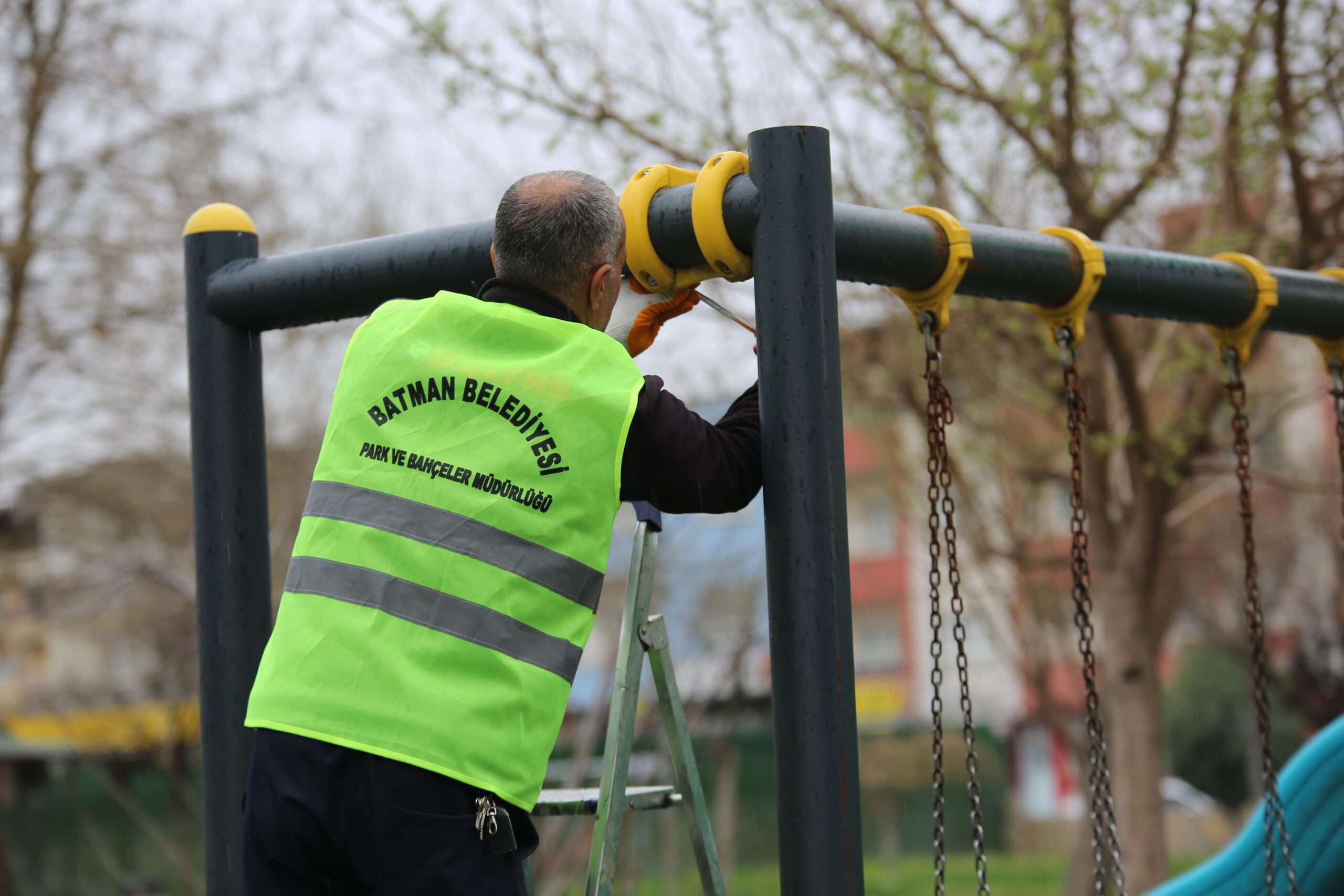 Parklarda bakım ve onarım çalışmaları