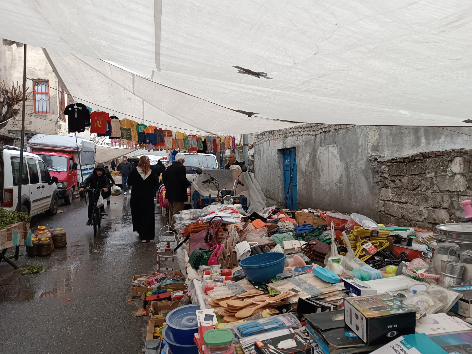 Pazarcı esnafının yağmurla imtihanı