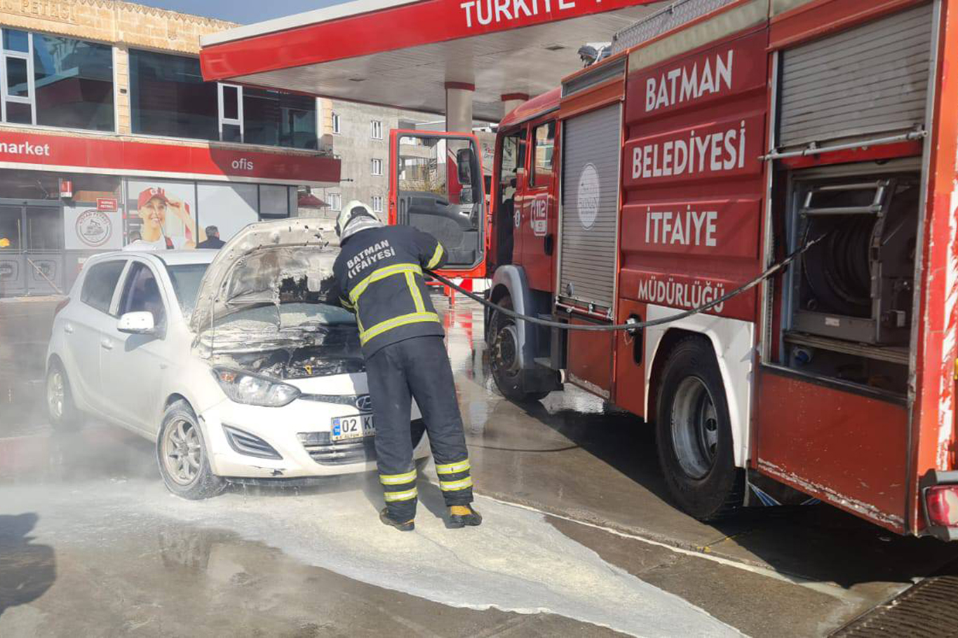Petrol istasyonunda araç yangını paniğe yol açtı