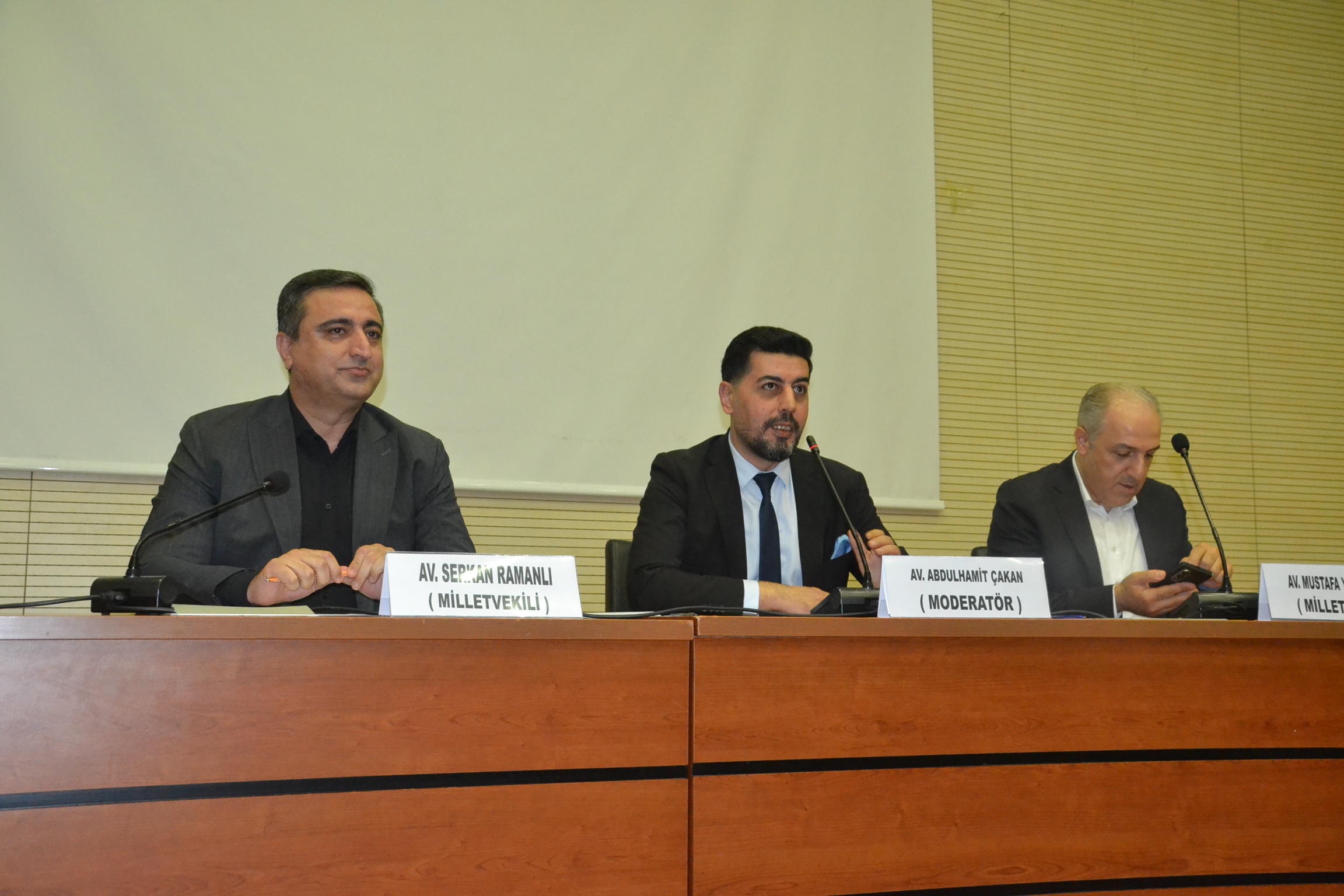 “Silah yetmez, demokrasi şart”