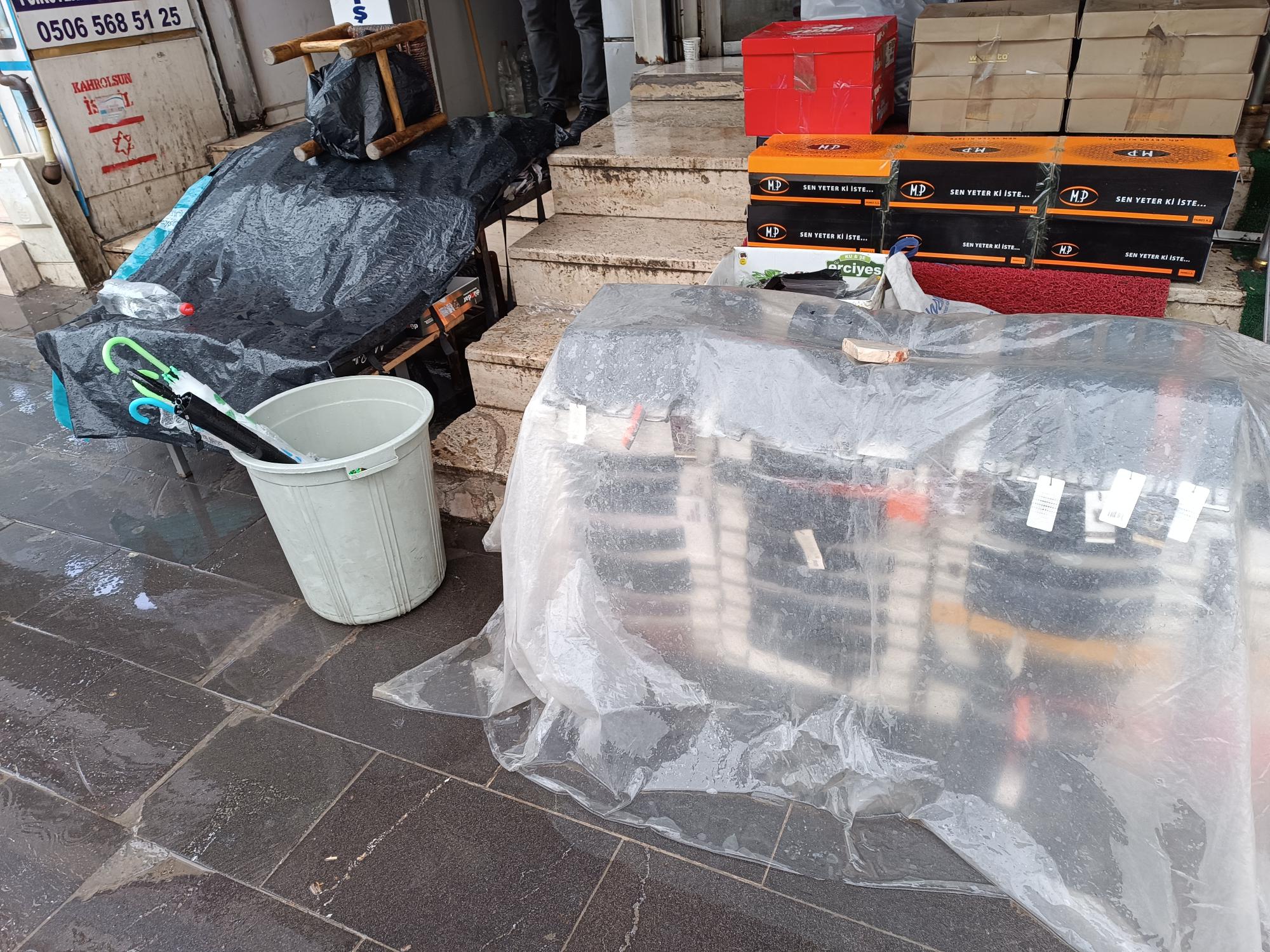 Yoğun yağış giyimci esnafını zorluyor