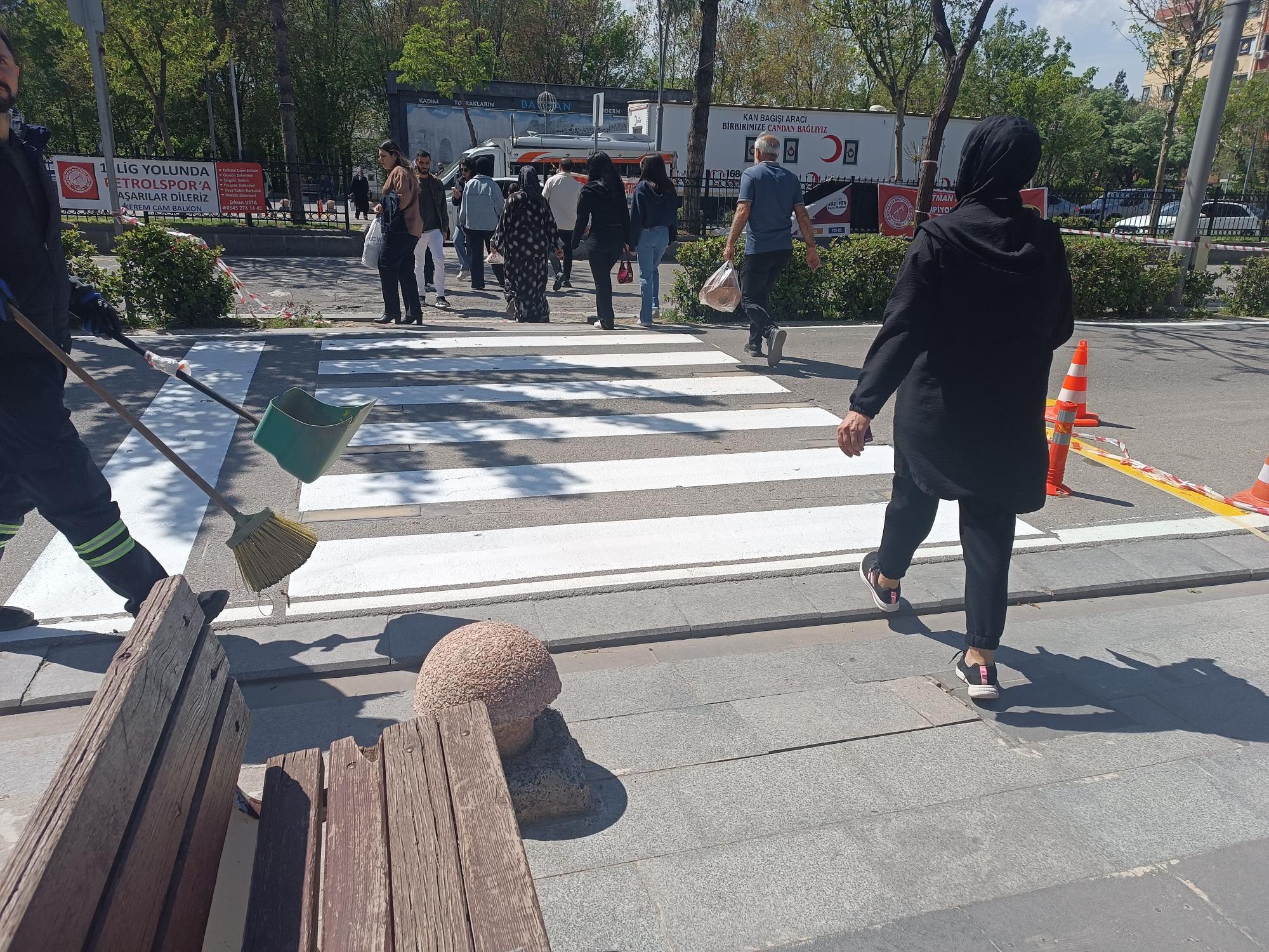 Yol çizgileri yenileniyor