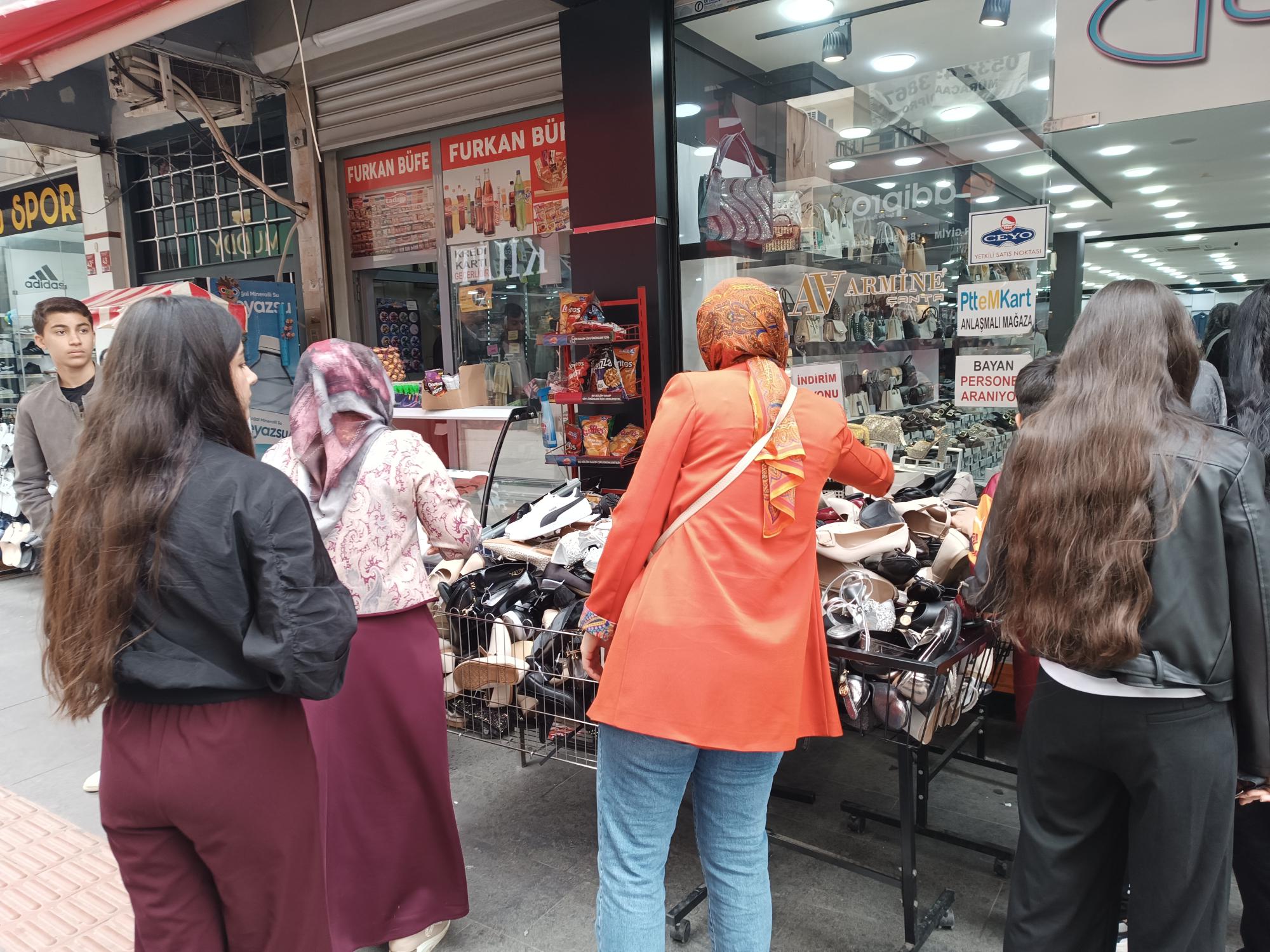 400 Liralık ayakkabılara yoğun ilgi