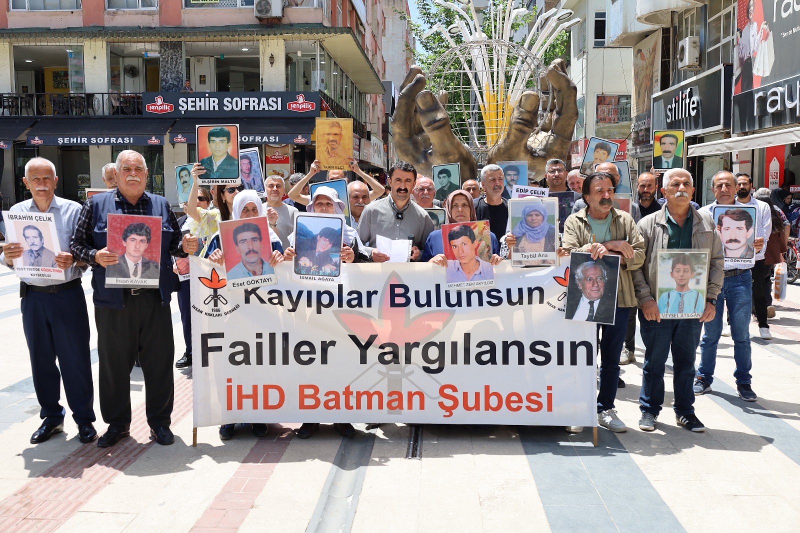 737 Haftadır meydandalar