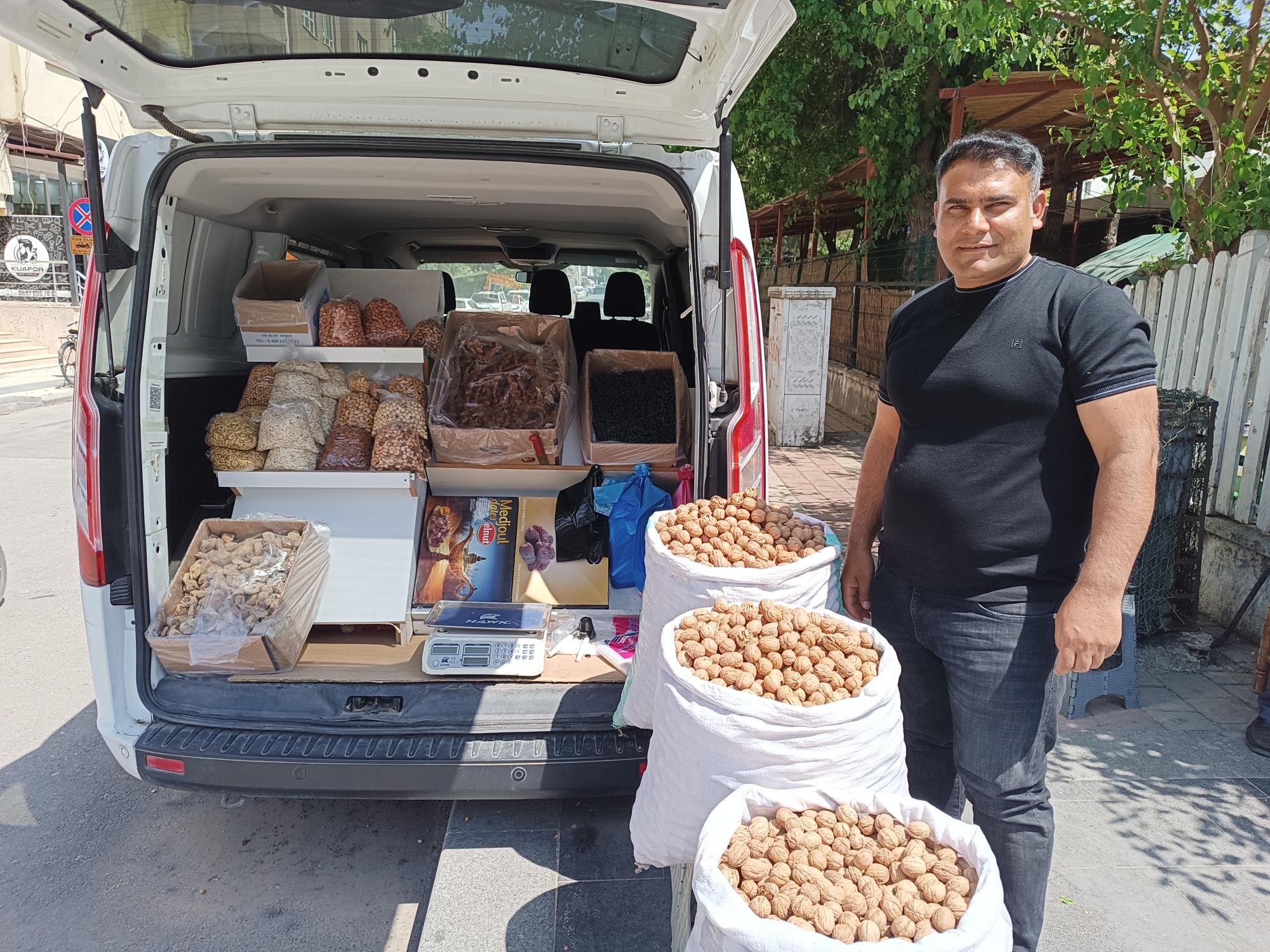 Aracını kuruyemiş dükkanına çevirdi