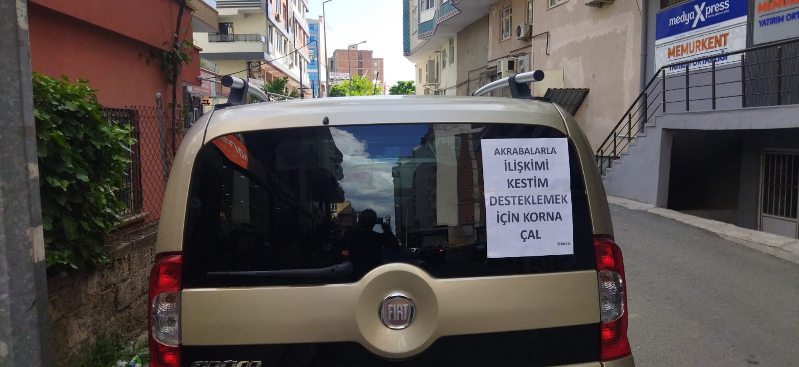 Arka camdaki mesaj sosyal medyalık oldu