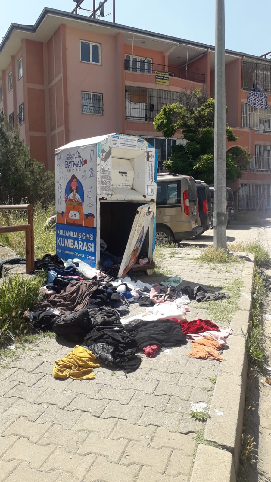 Bağış kumbarasını tahrip ettiler