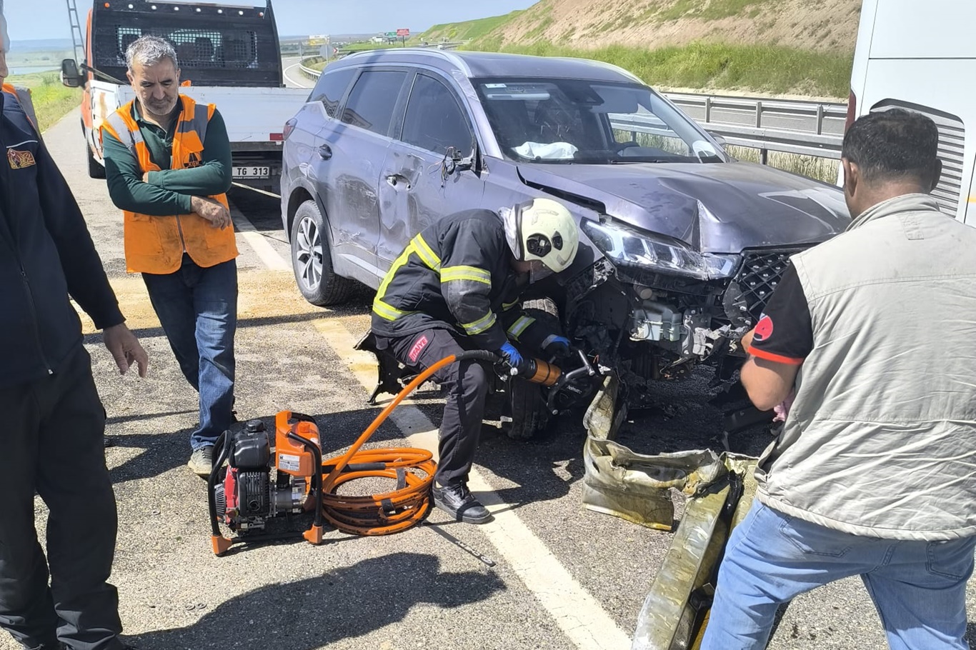 Bariyerlere saplanan araç kurtarıldı