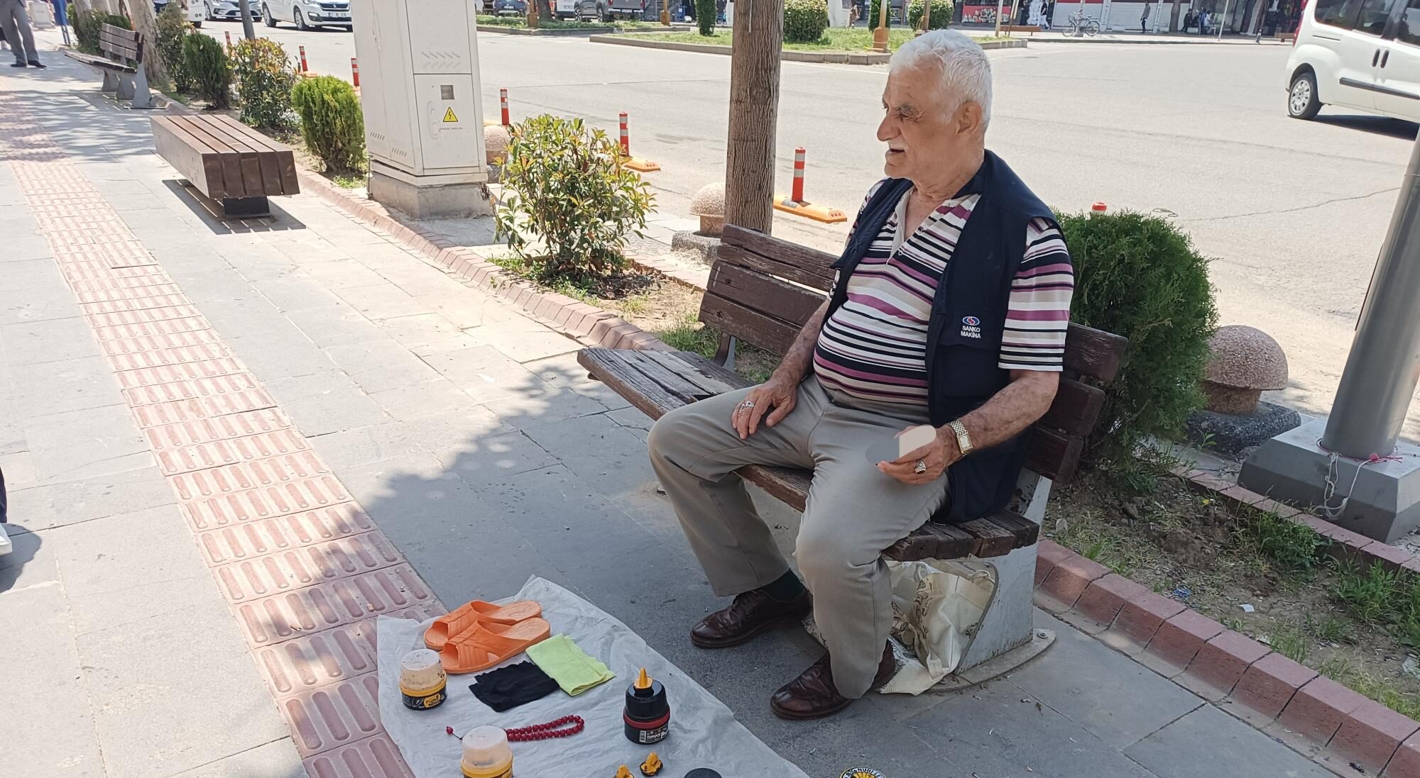 Boya sandığı yok, ekmeğinin peşinde