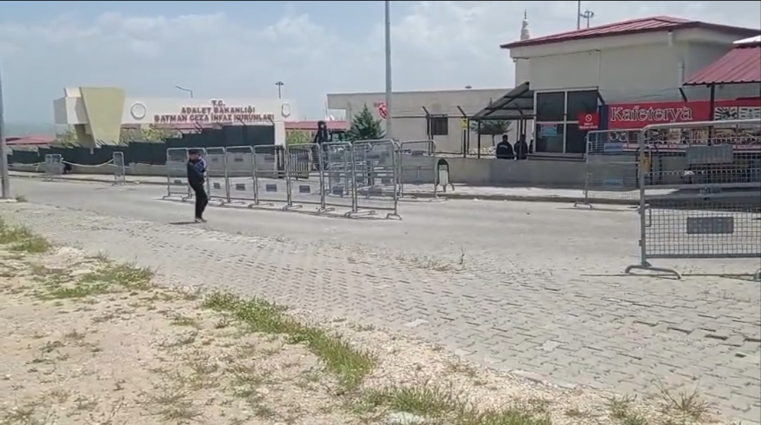 CEZAEVİ ÖNÜNDE ZORLU BEKLEYİŞ