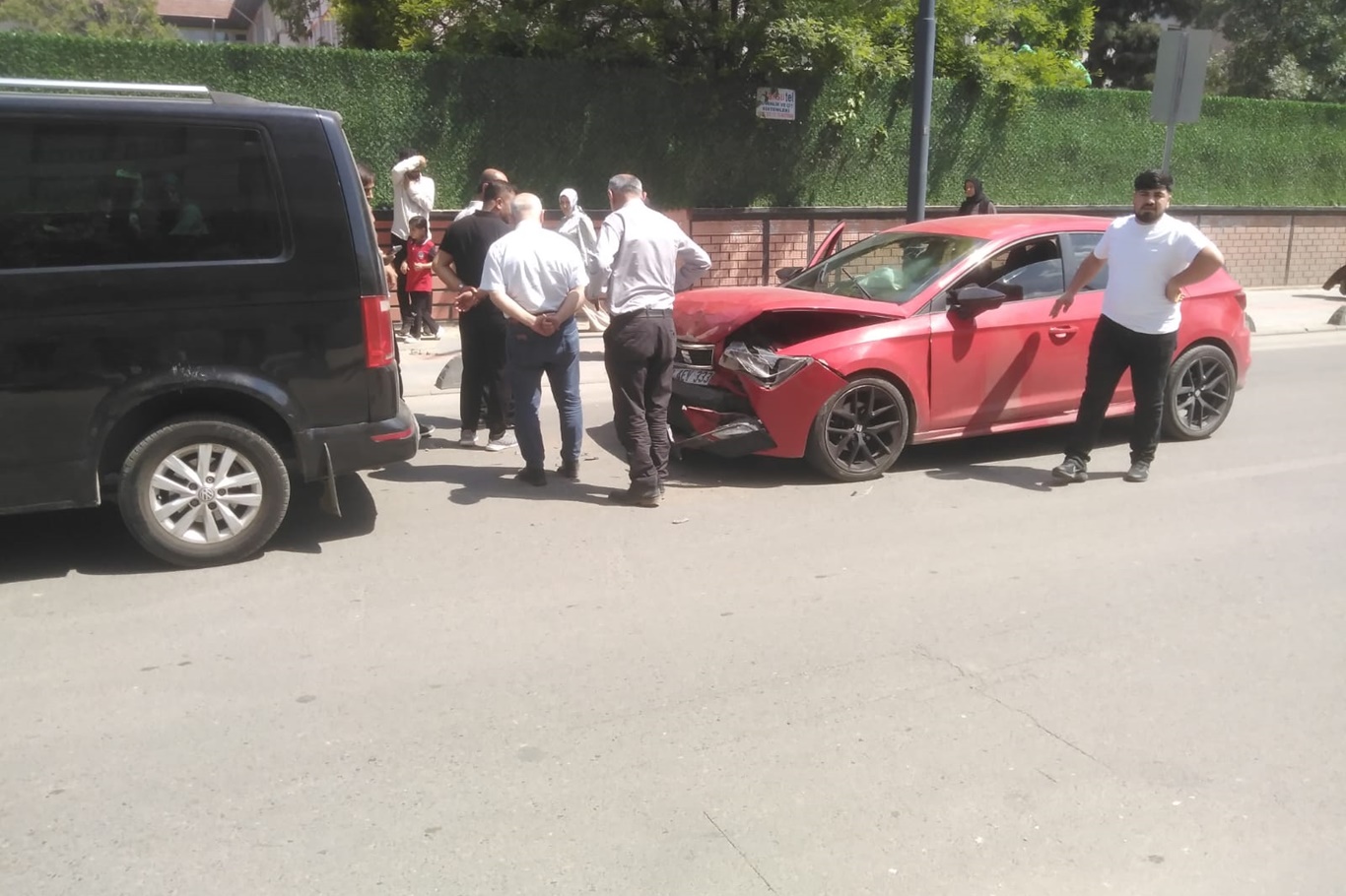 Çarpışan araçlarda hasar oluştu