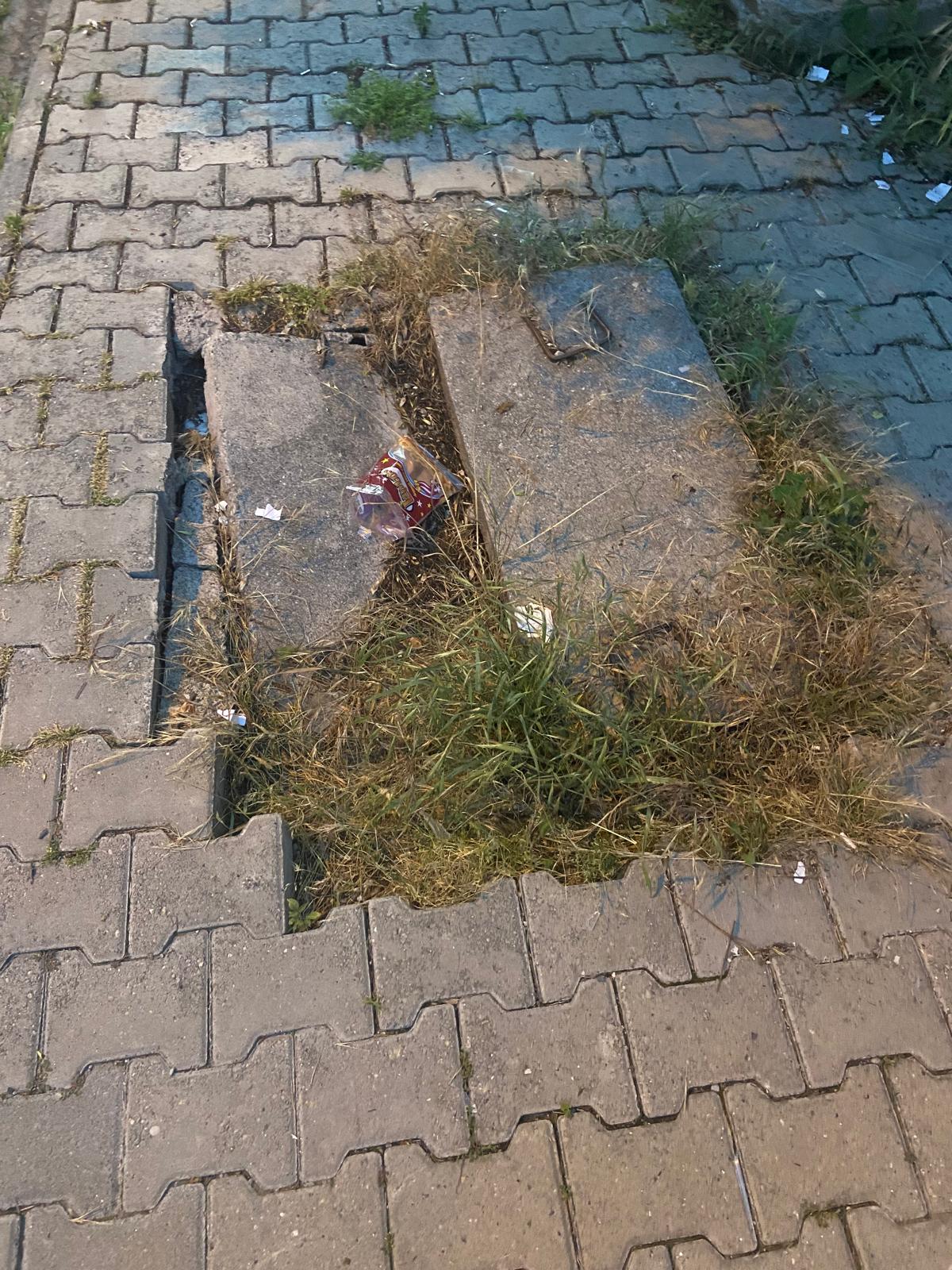 Çöken kanalizasyon kapağı tehlike saçıyor