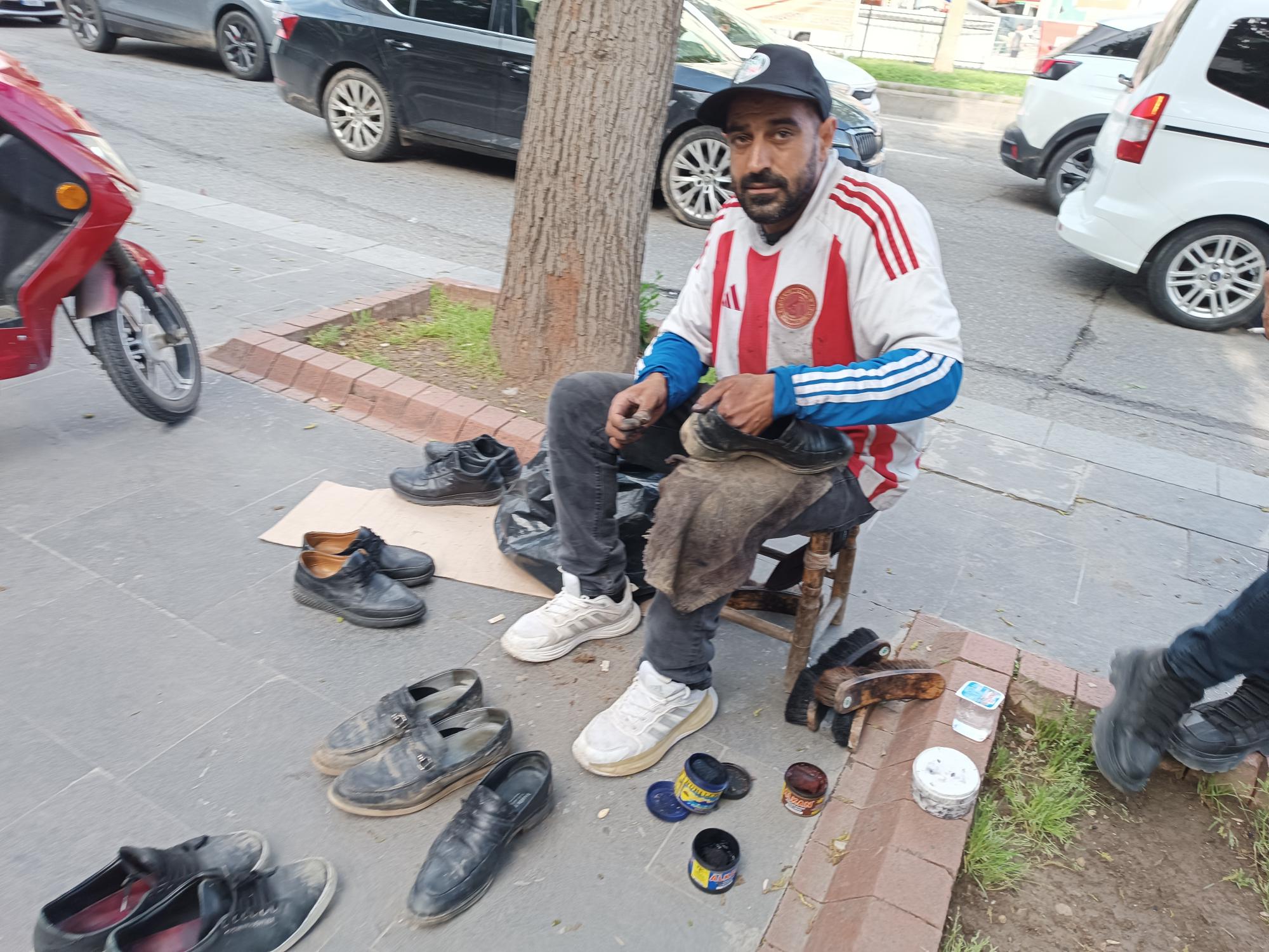 Dörtyol’un çalışkan ayakkabı boyacısı