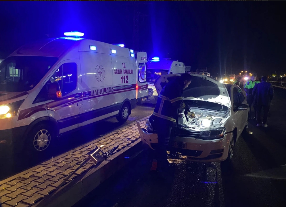 Emek Bulvarı’nda iki otomobil çarpıştı