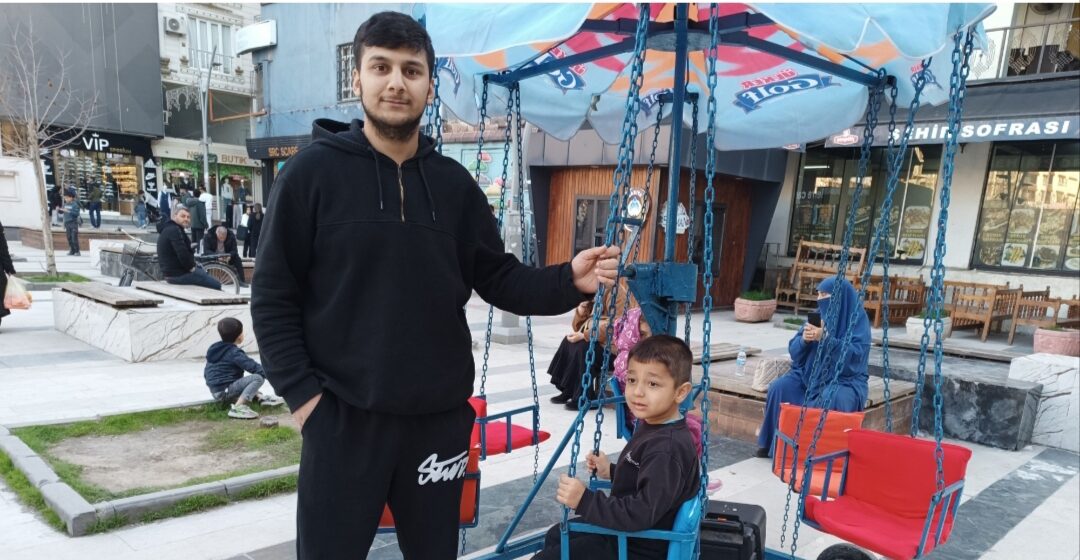 Hem çalışıyor hem sevindiriyor