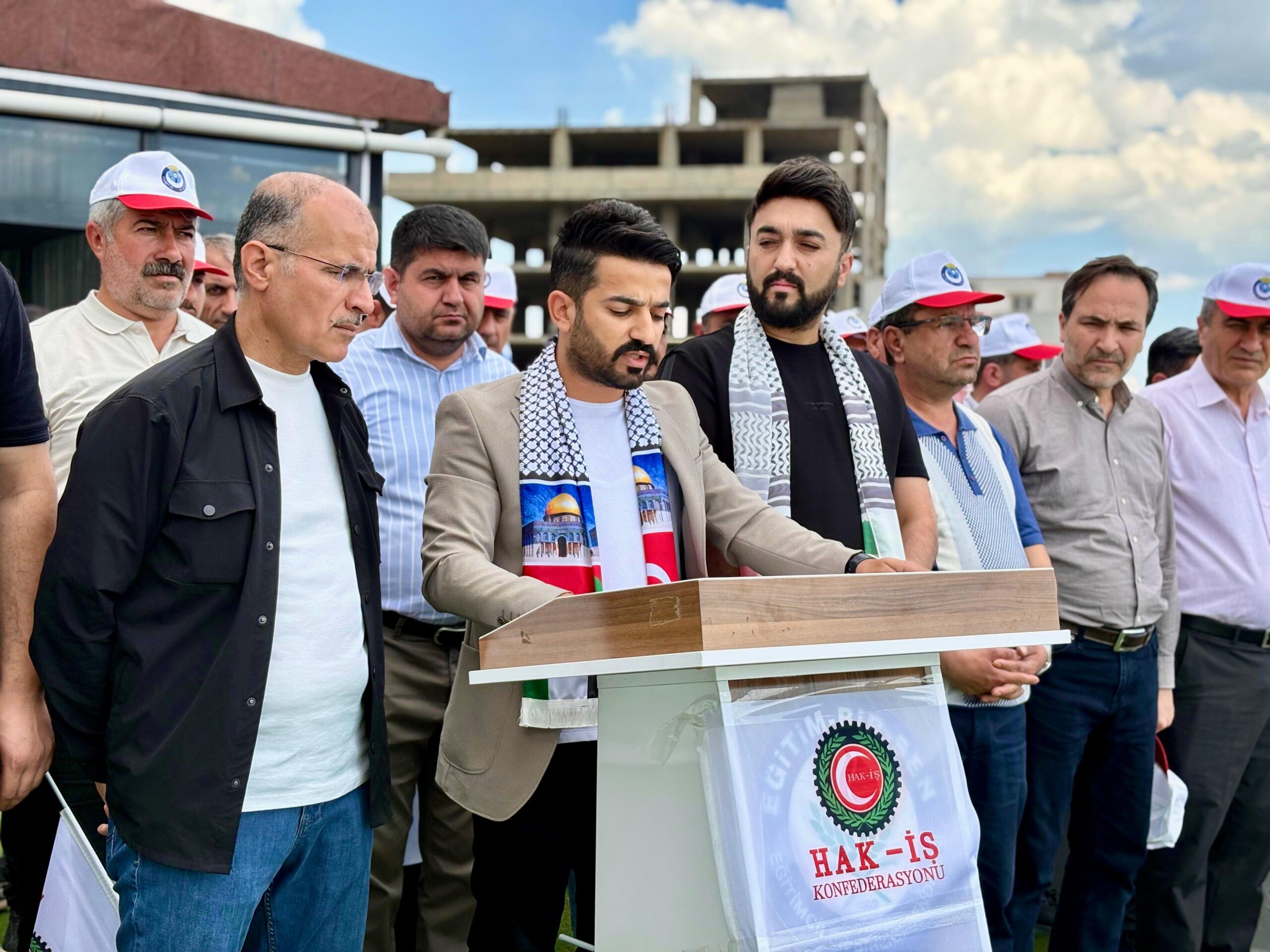 ‘EMEKÇİ SAHİPSİZ DEĞİL’