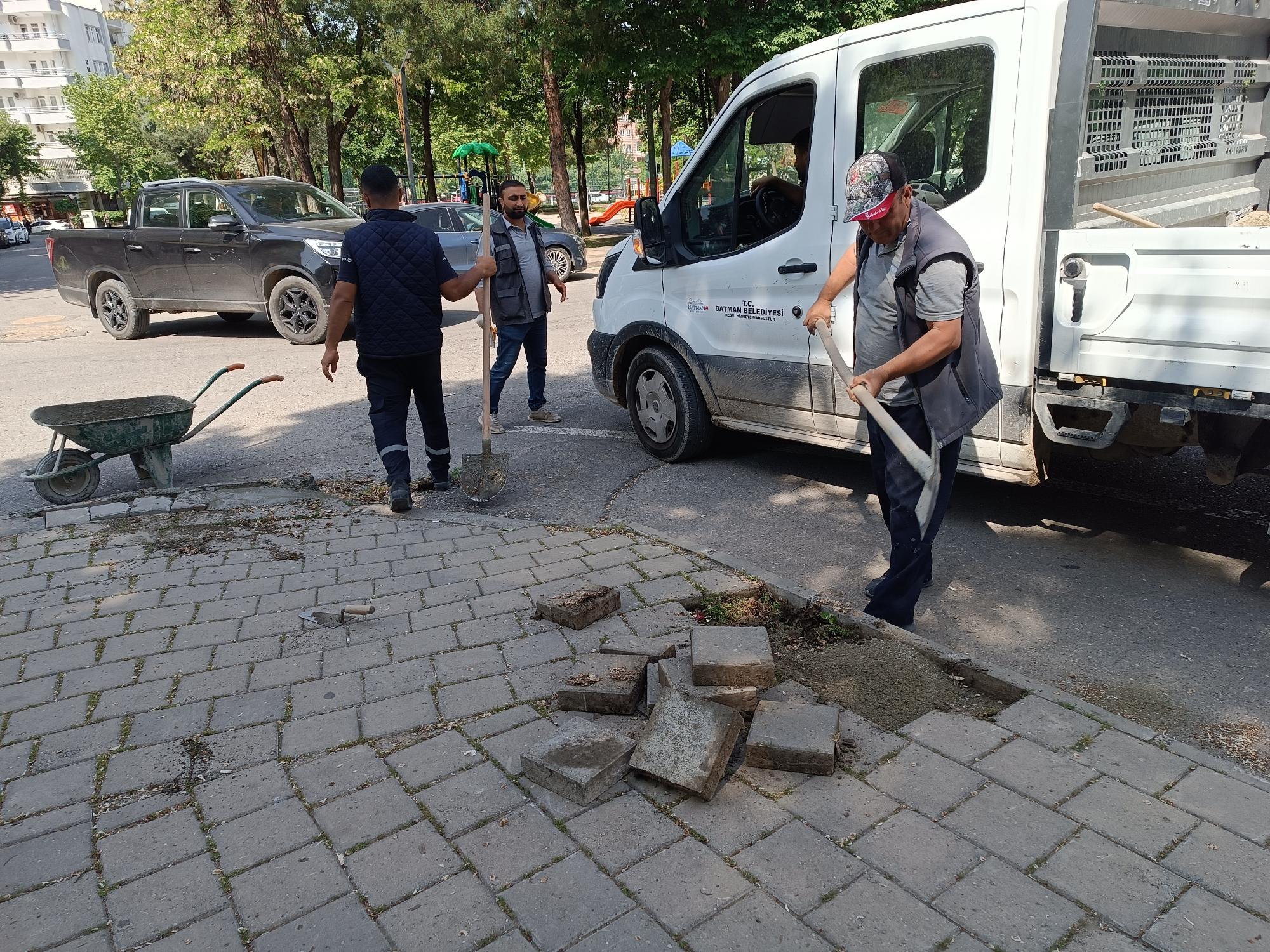 Kaldırımlar yenileniyor