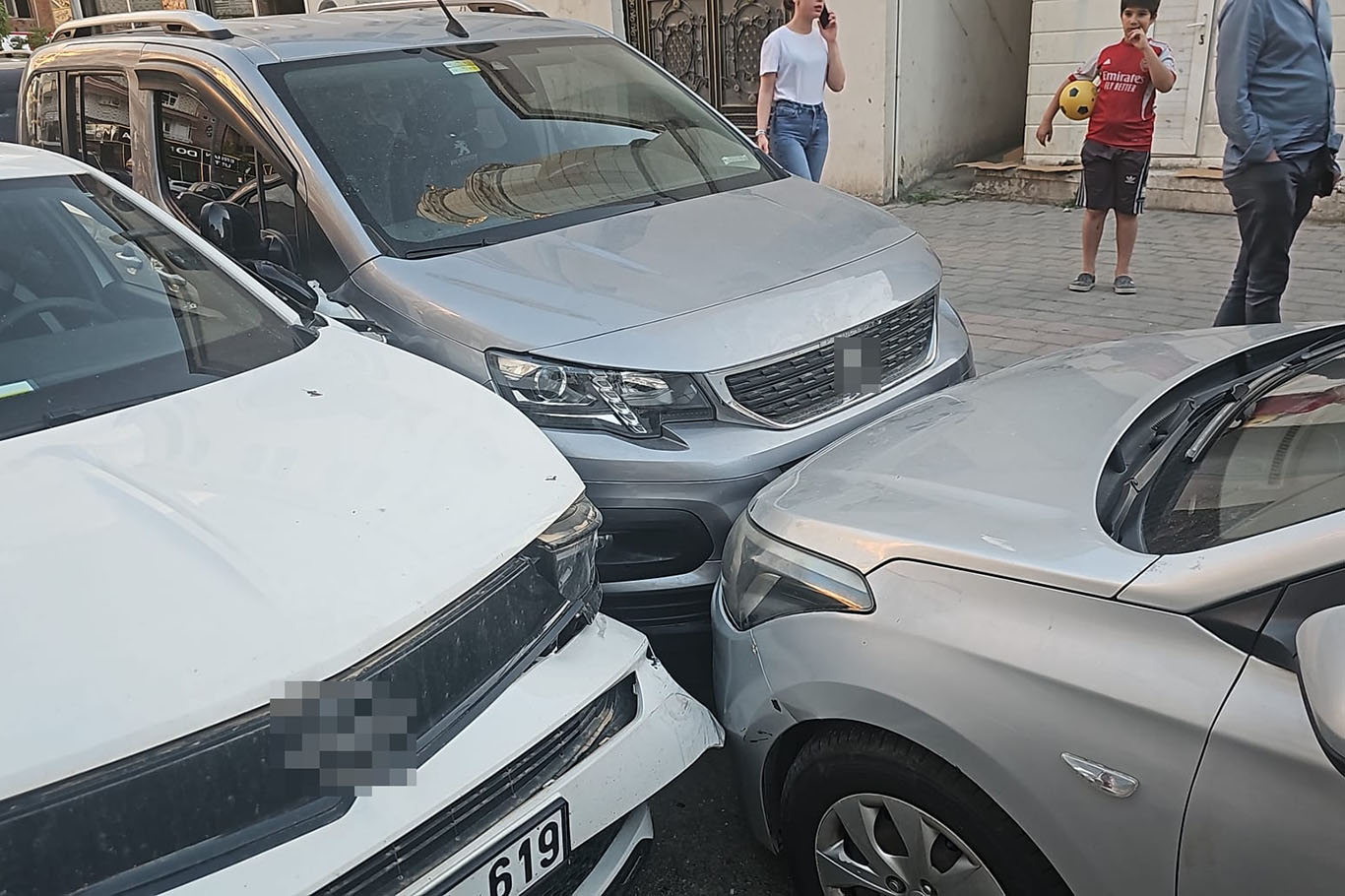 Kontrolden çıkan otomobil 3 araca çarptı