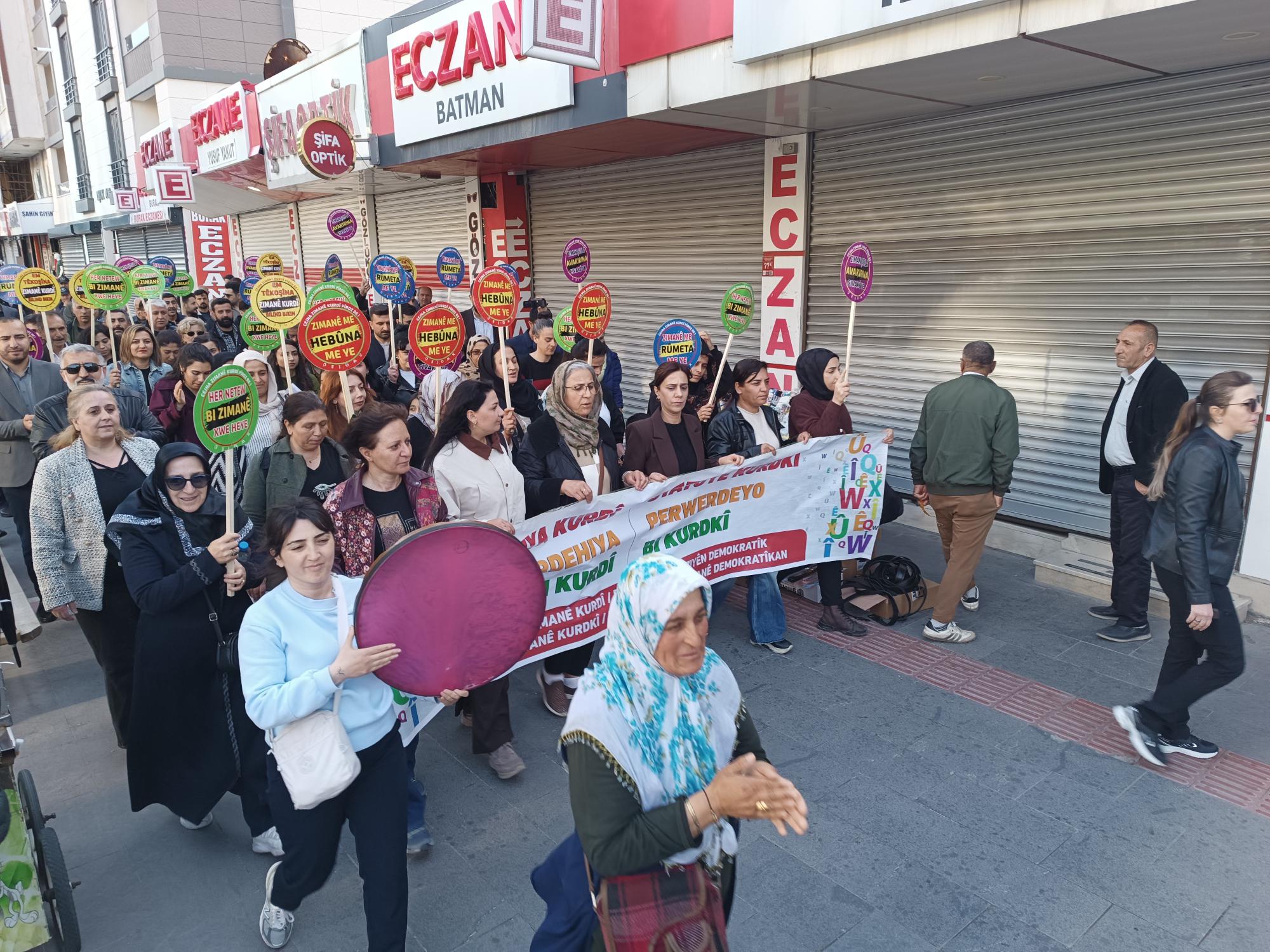 Kürt Dil Bayramı için kitlesel yürüyüş