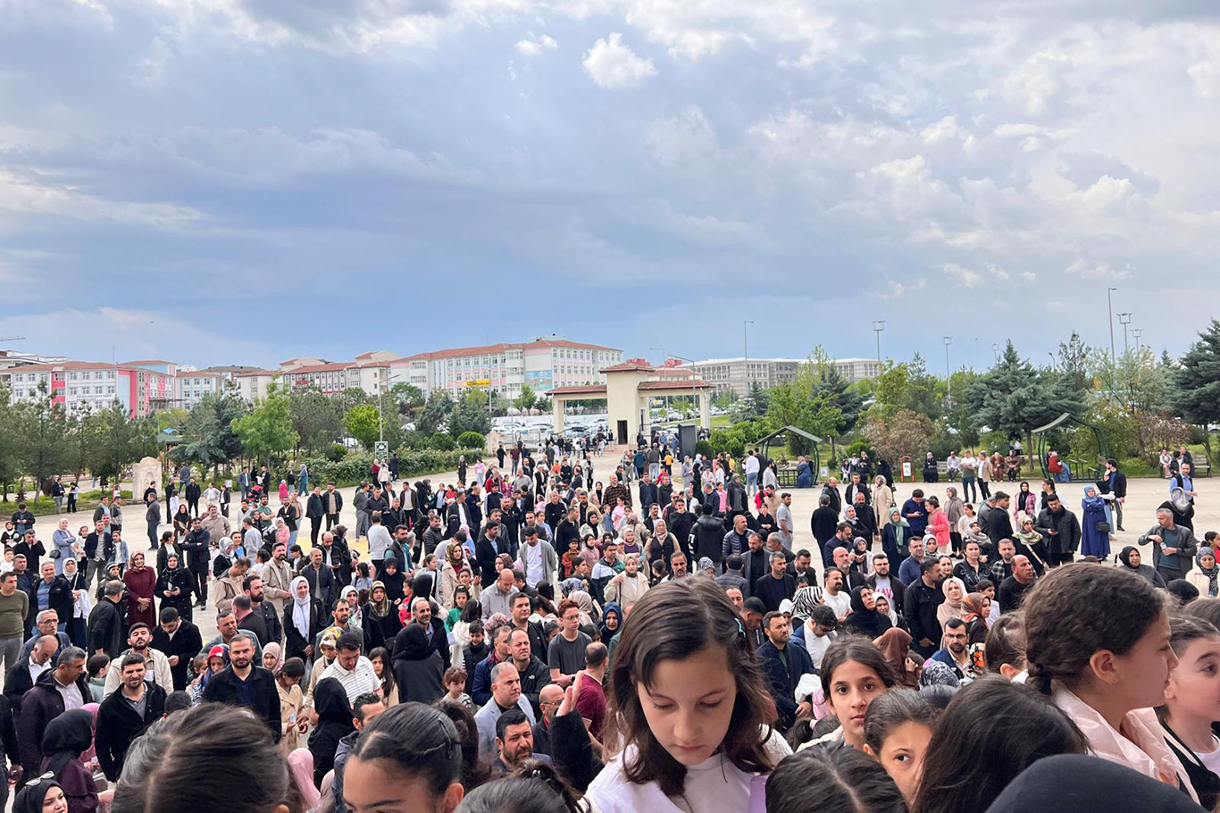 Okulun kabul sınavına yüzlerce öğrenci katıldı