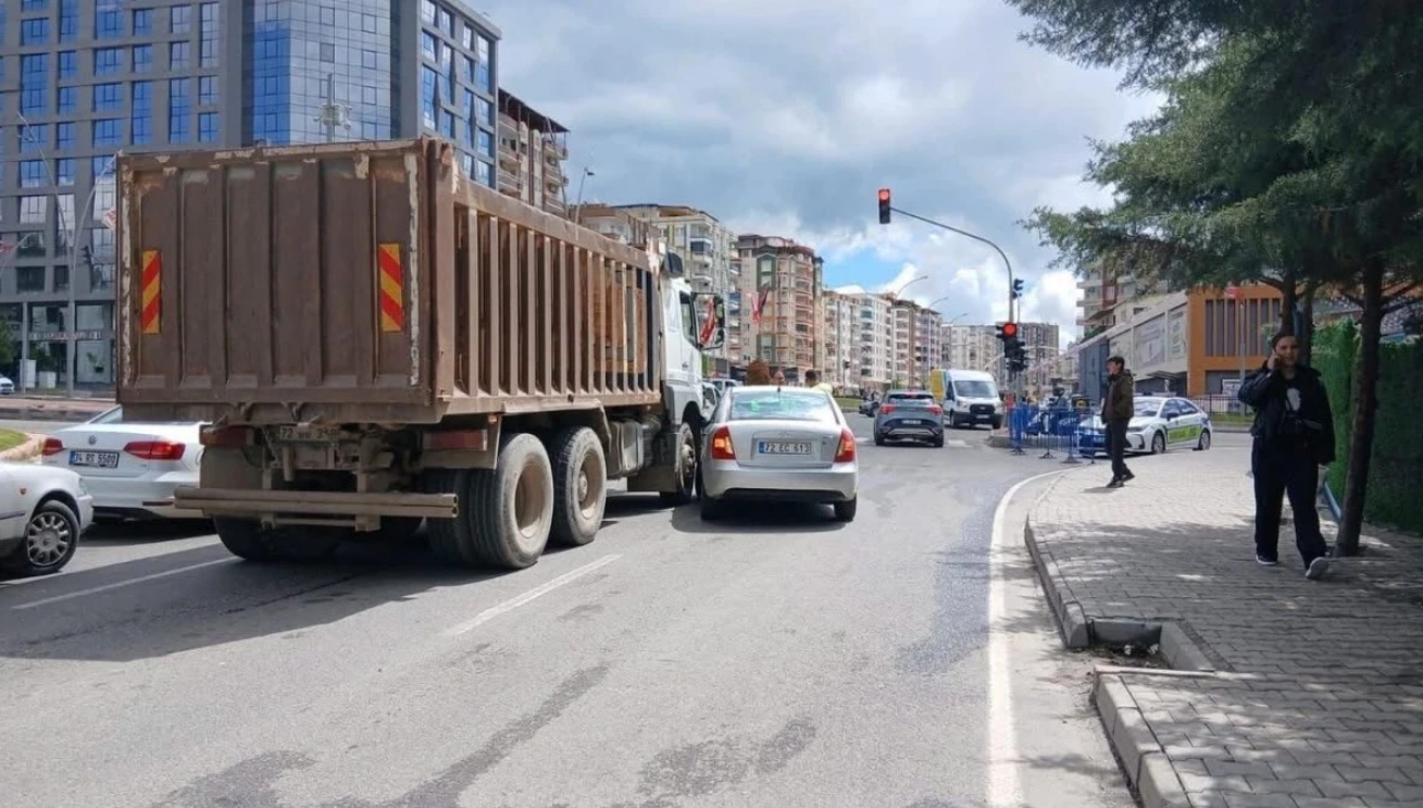 Otomobil ile hafriyat kamyonu çarpıştı