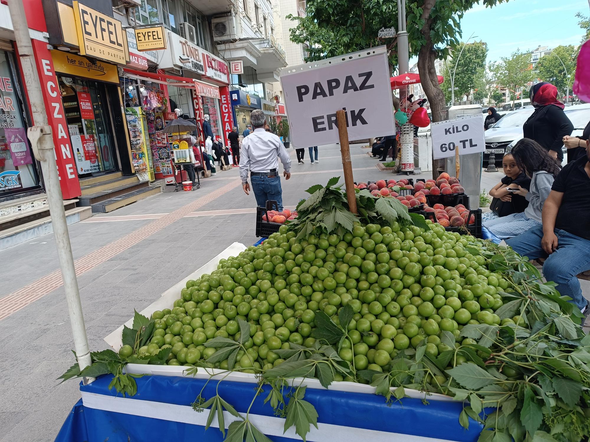 Papaz erik tezgahlarda yerini aldı