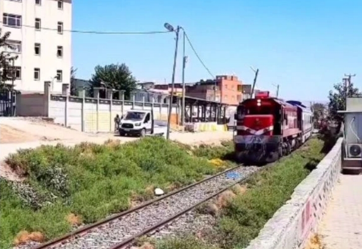 Raylardan geçmek isterken tren çarptı