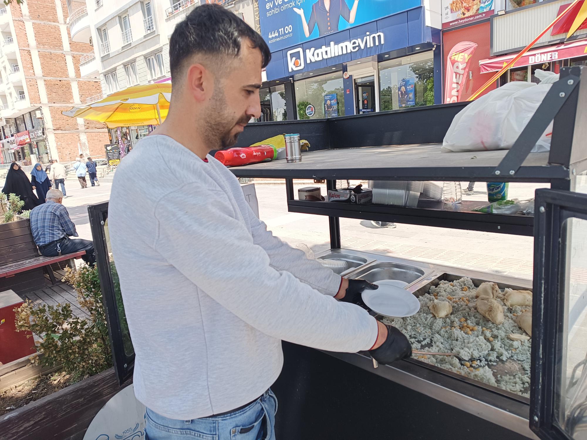 Seyyar araçta ev yapımı tavuk pilav