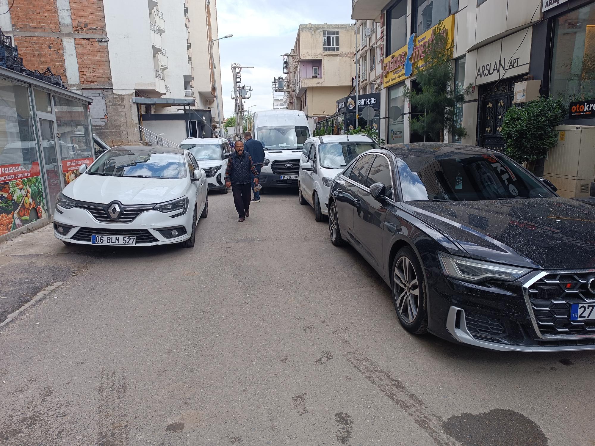 “Sokak otoparka döndü, tek yön şart!”