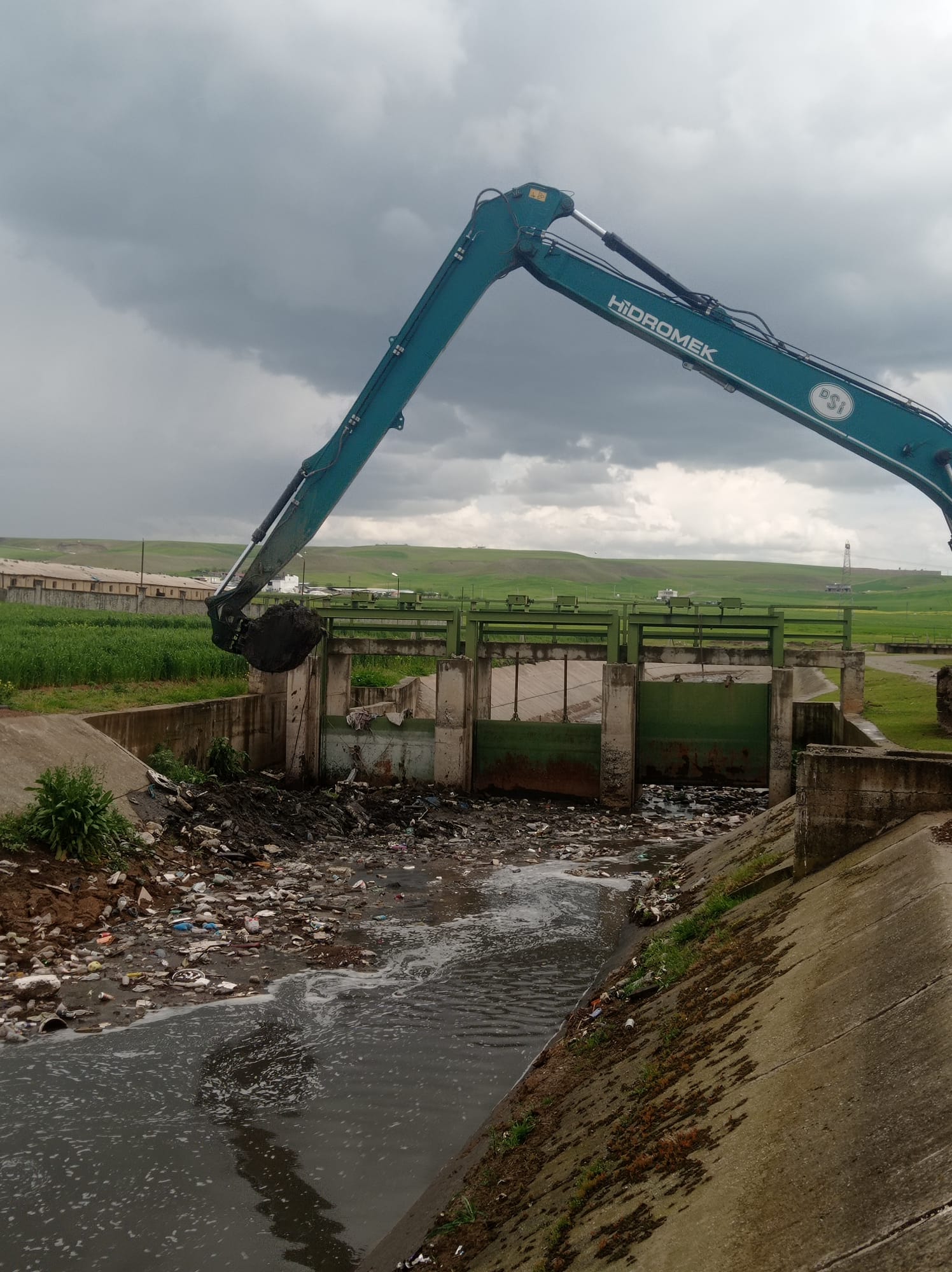 Sulama kanalından tonlarca atık çıkarıldı