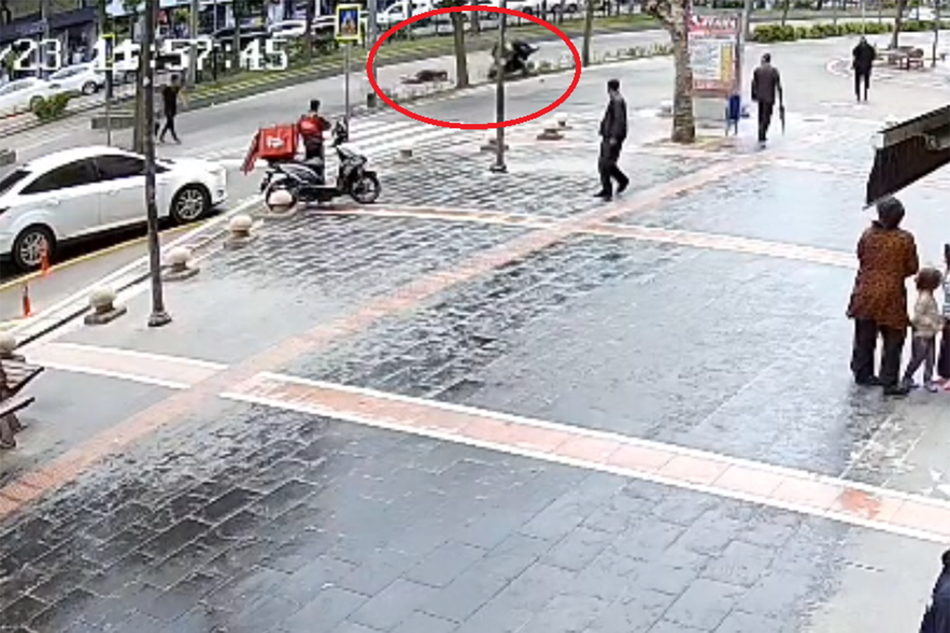 Yaya geçidinde korkutan kaza