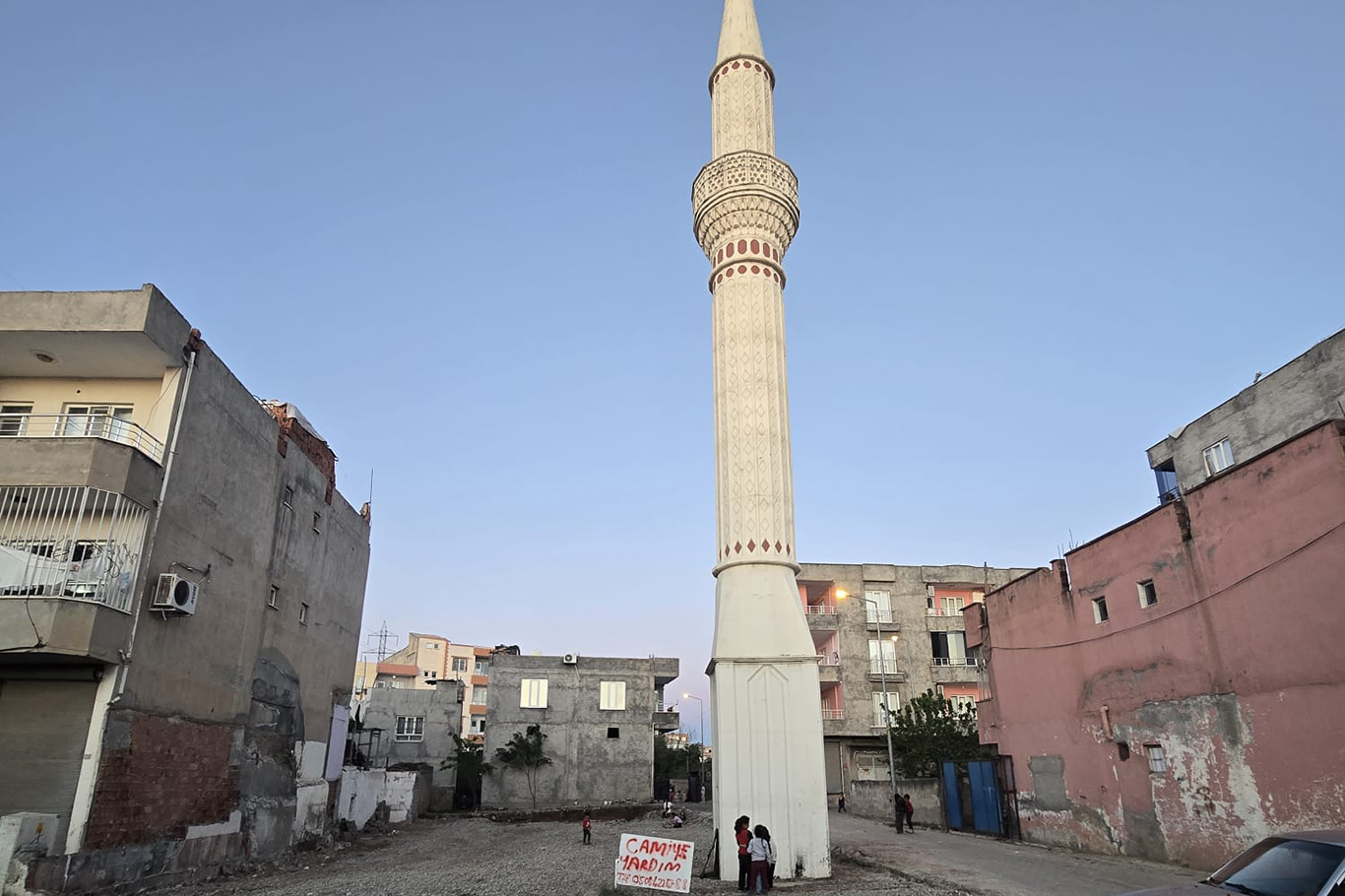 Yıkılan camiden geriye minare kaldı