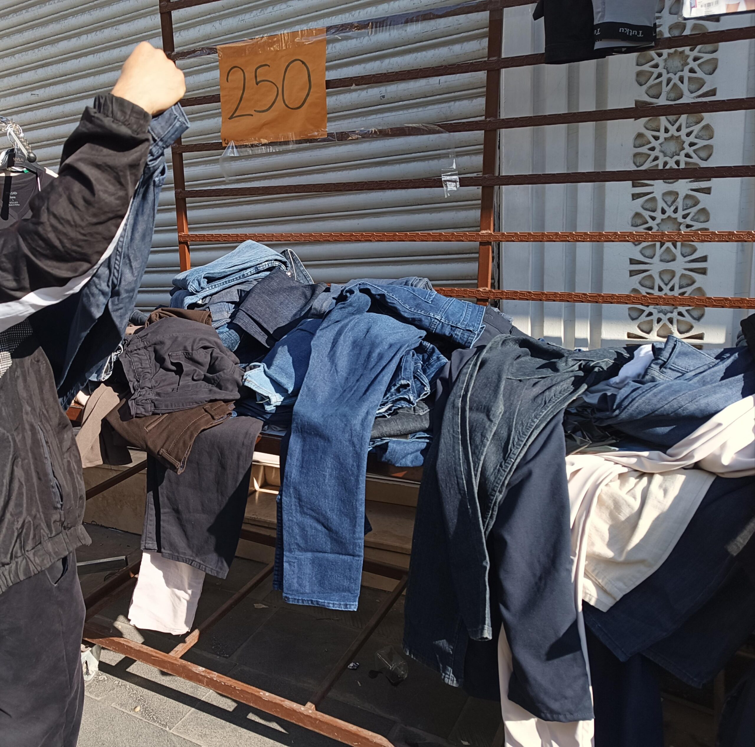 250 Liralık pantolonlar yok satıyor