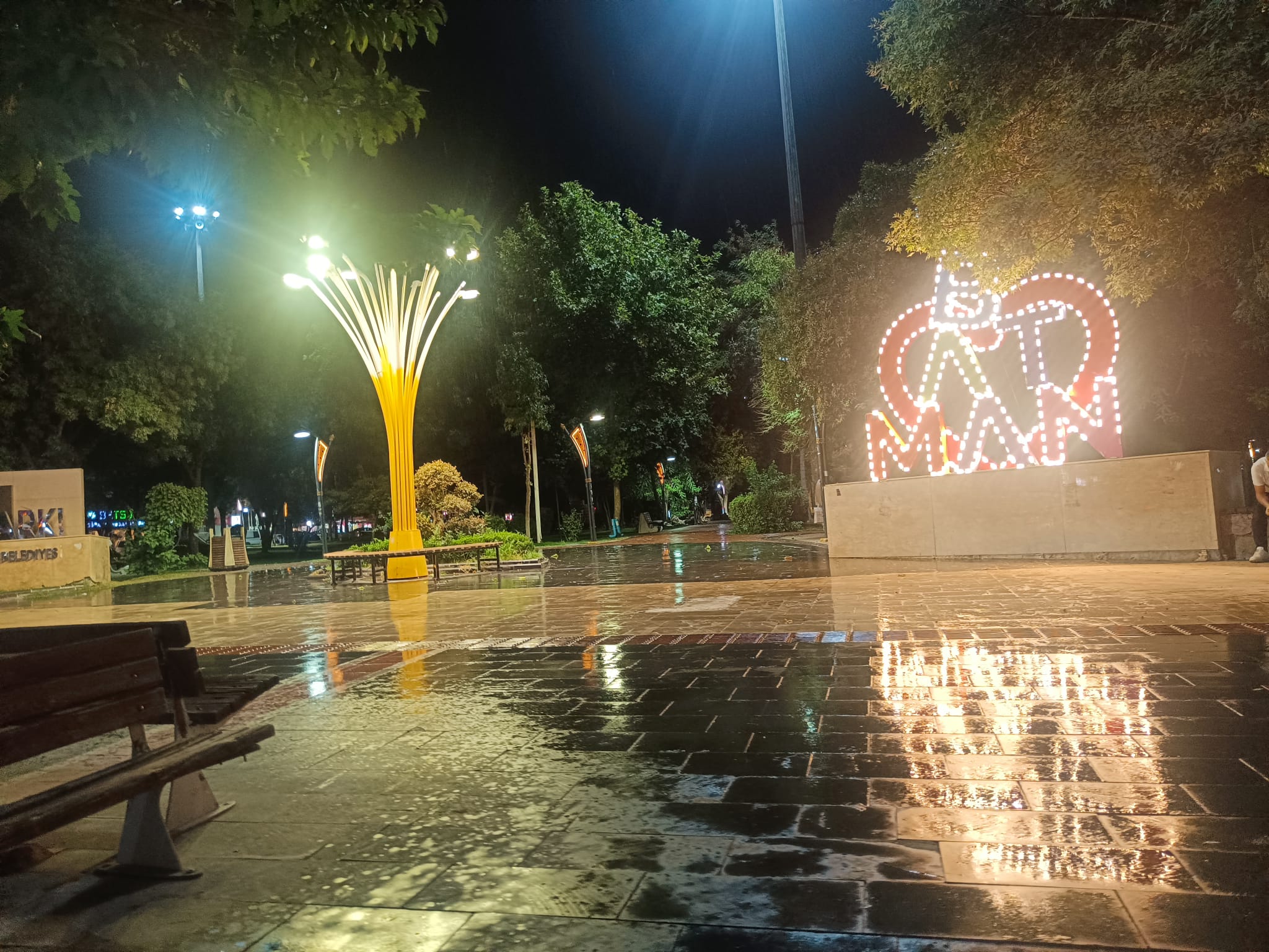 34 Park yeniden aydınlatıldı