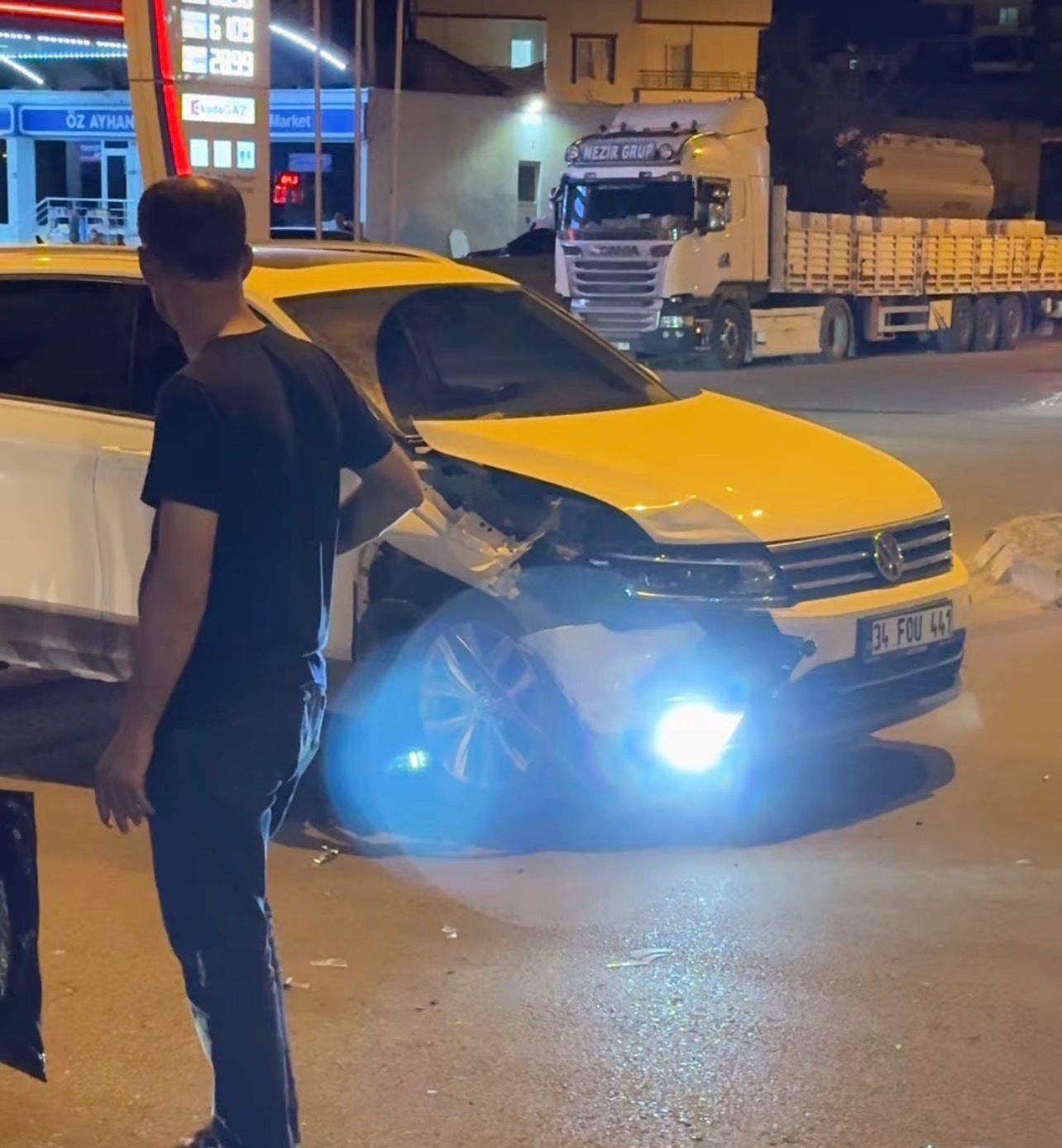Araçlar kavşakta çarpıştı