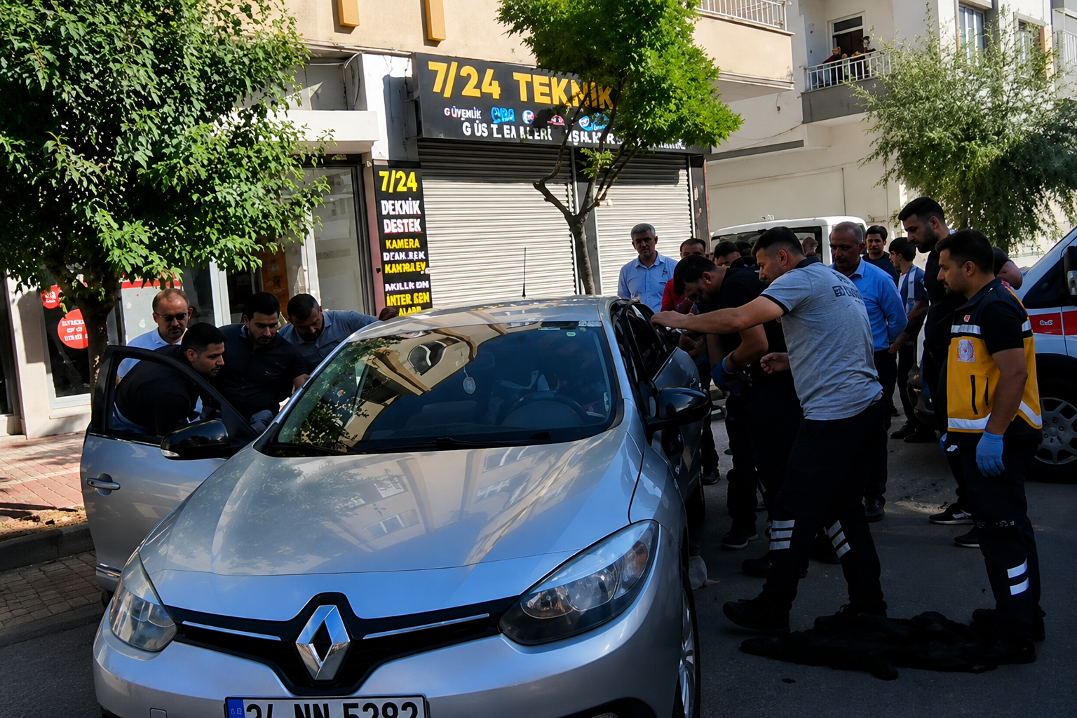 Araçta sıkışan sürücüyü itfaiye kurtardı