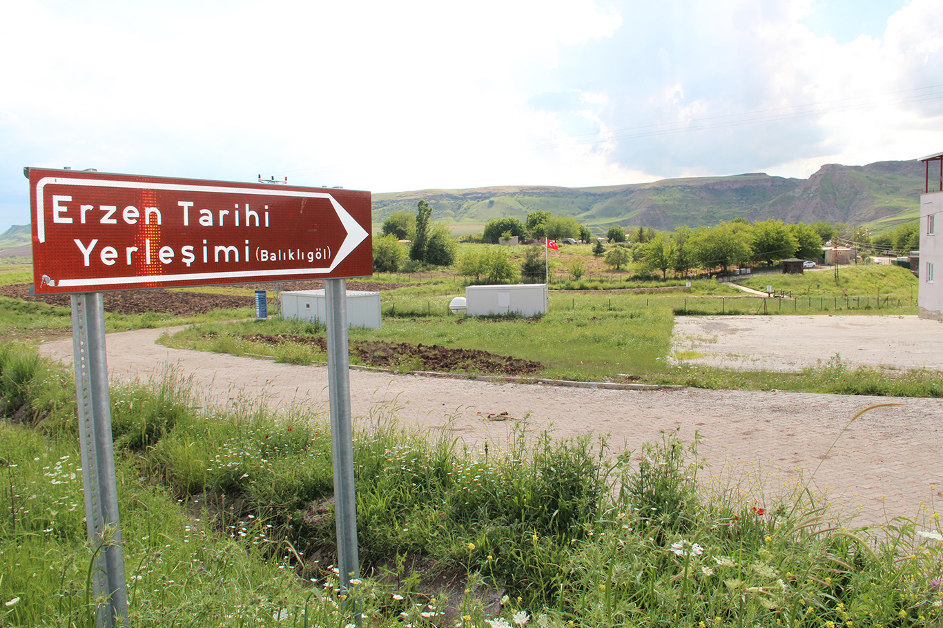 Balıklı göl ziyaretçilerini büyülüyor