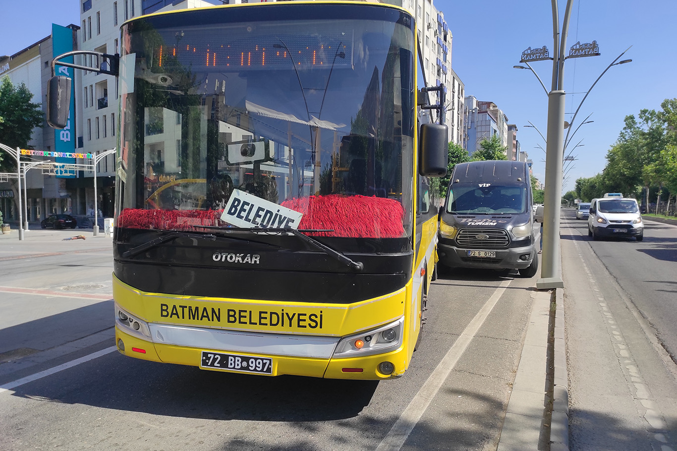 Belediye otobüsü ile minibüs çarpıştı