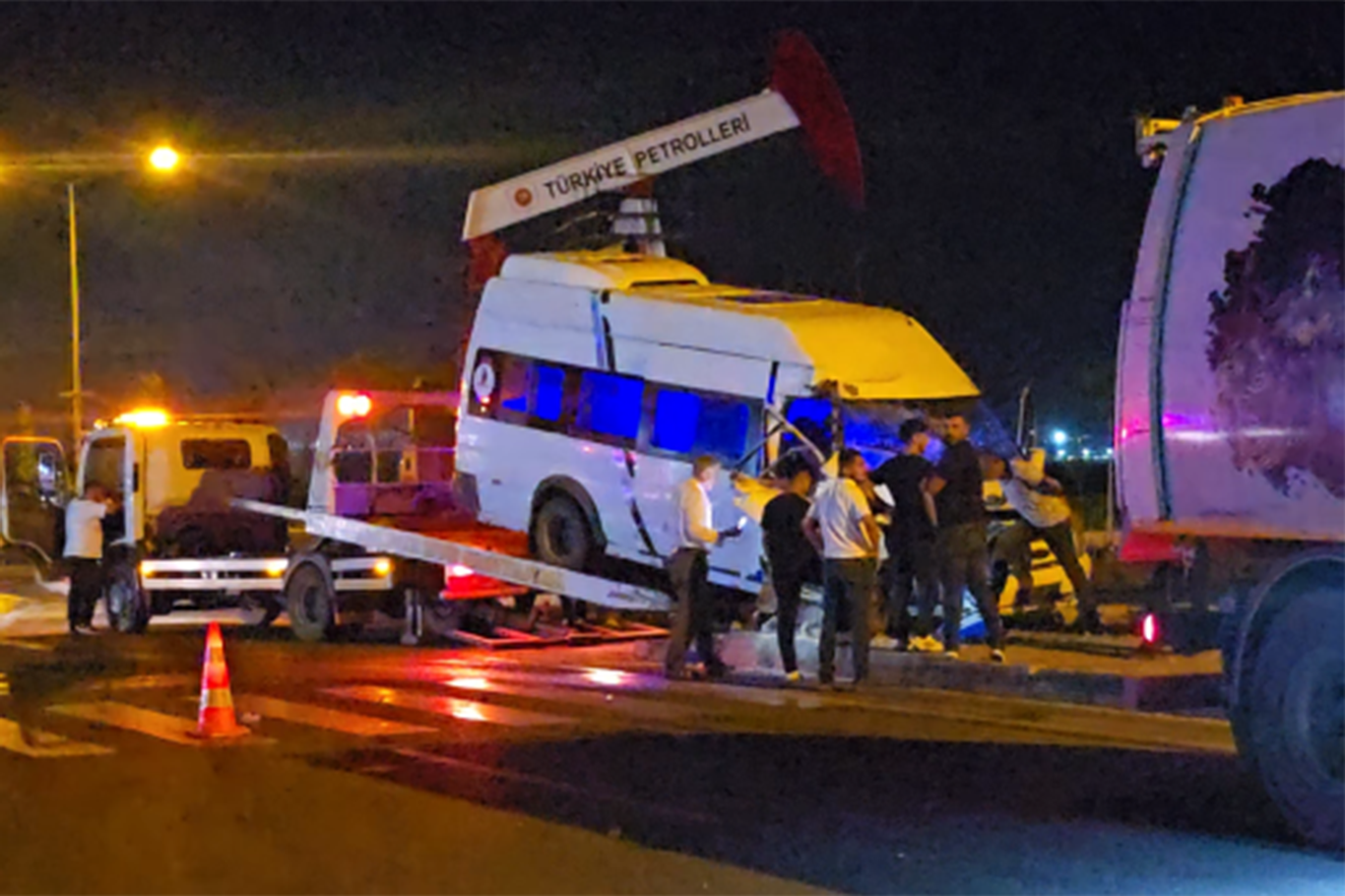 Çöp kamyonu ile minibüs çarpıştı