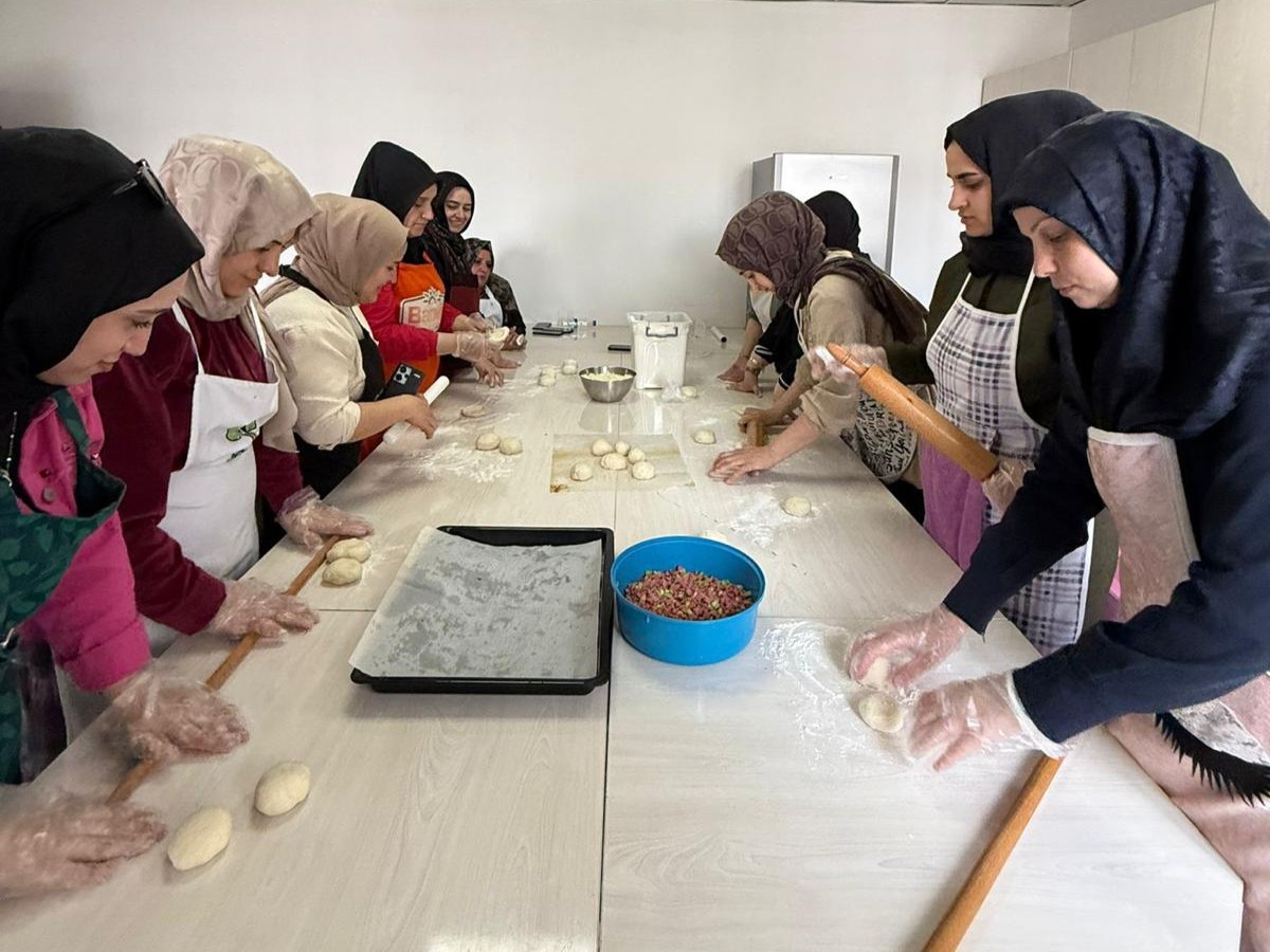 Kadınlar mutfakta meslek ediniyor