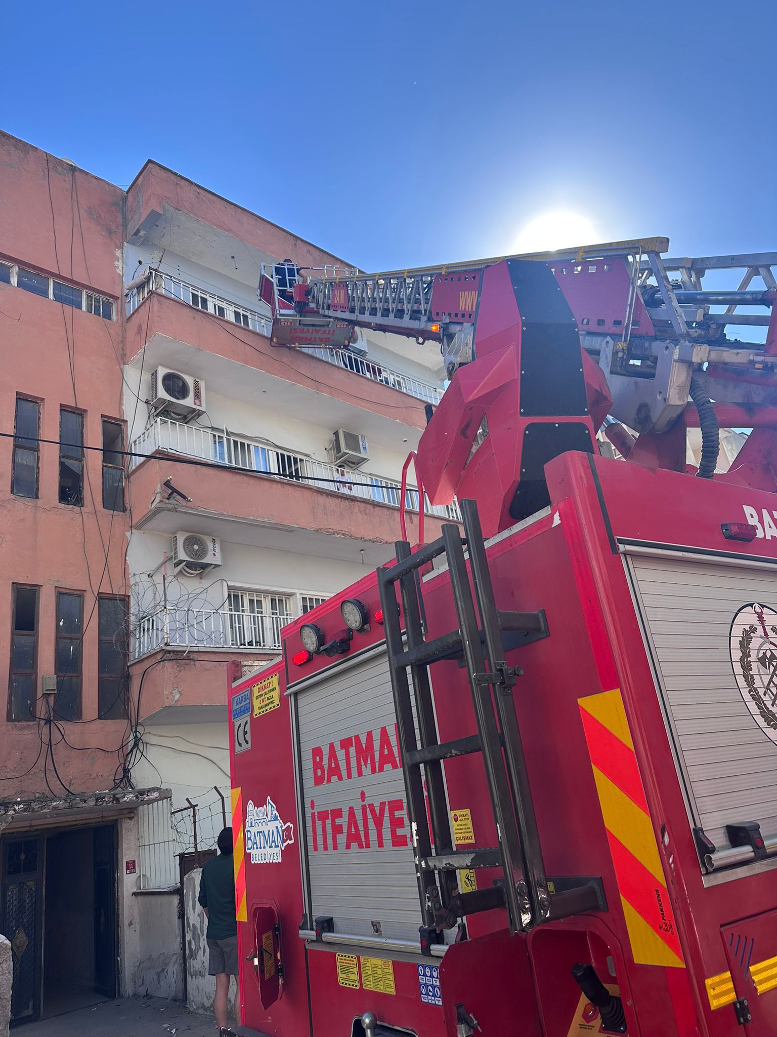 Kilitli evde mahsur kalan bebek kurtarıldı