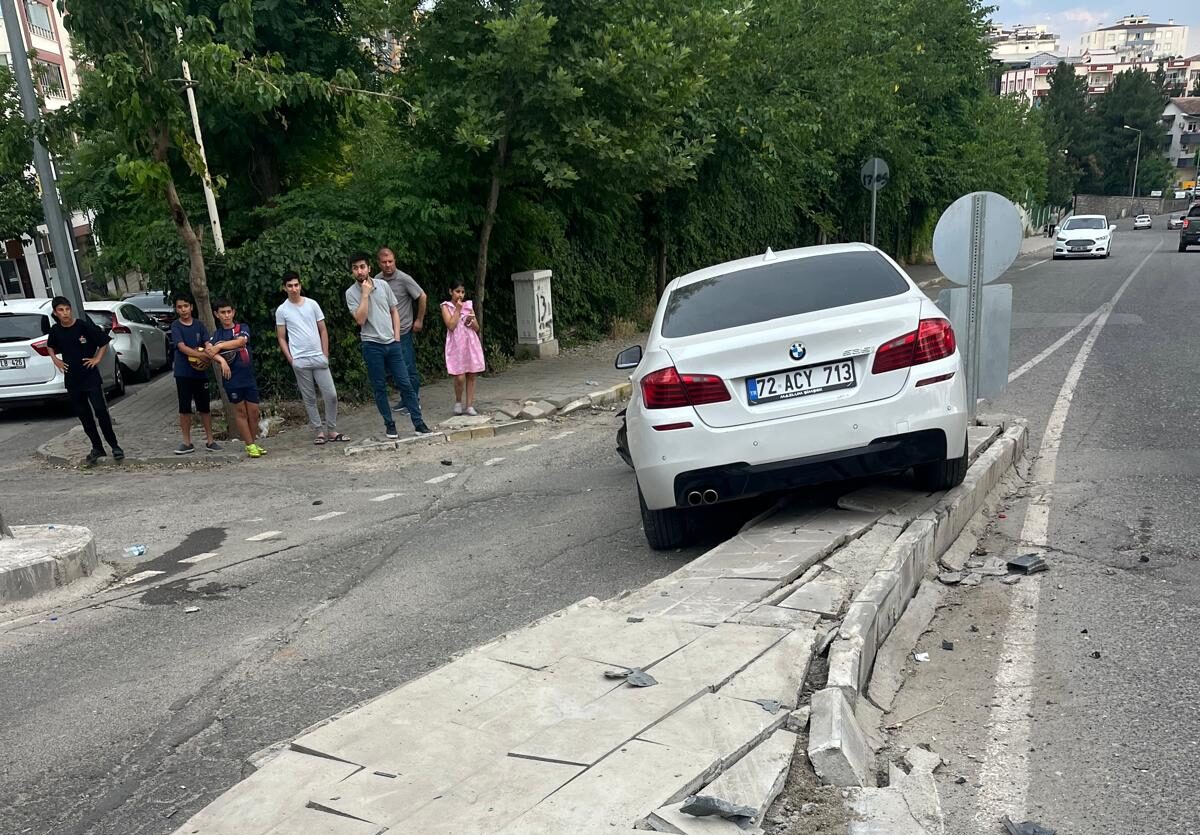 Kontrolden çıkan araç refüjde durabildi