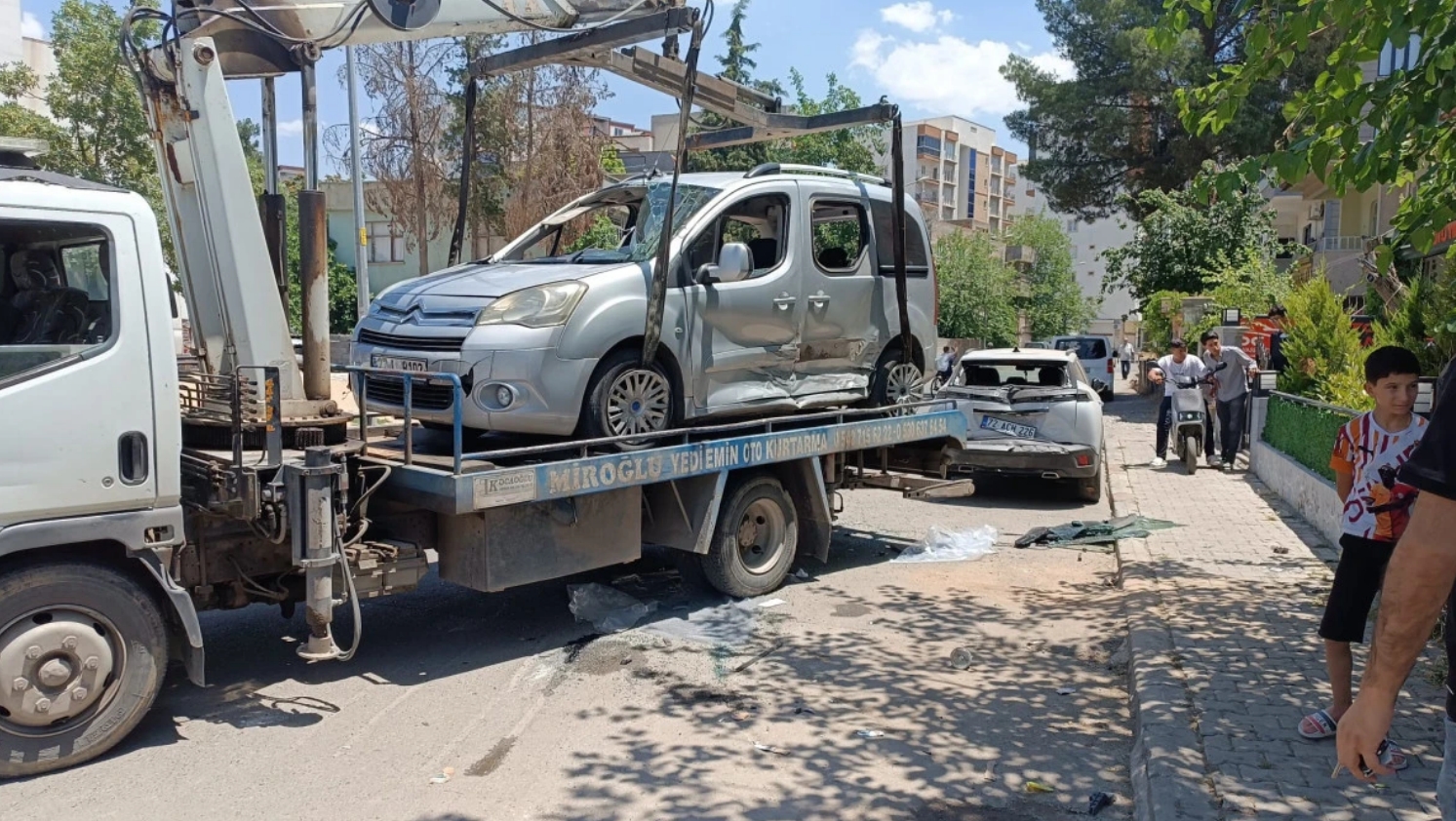 Kontrolden çıkan araçlar çarpıştı