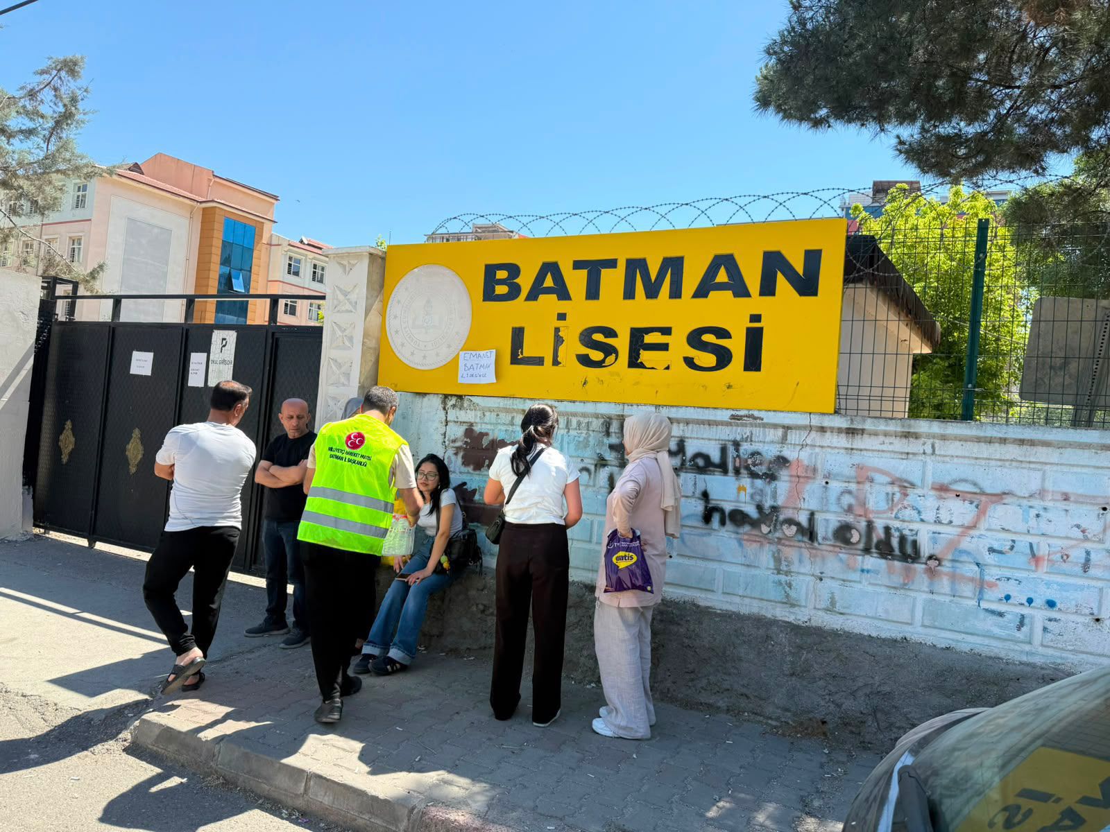 MHP’den YKS velilerine anlamlı destek