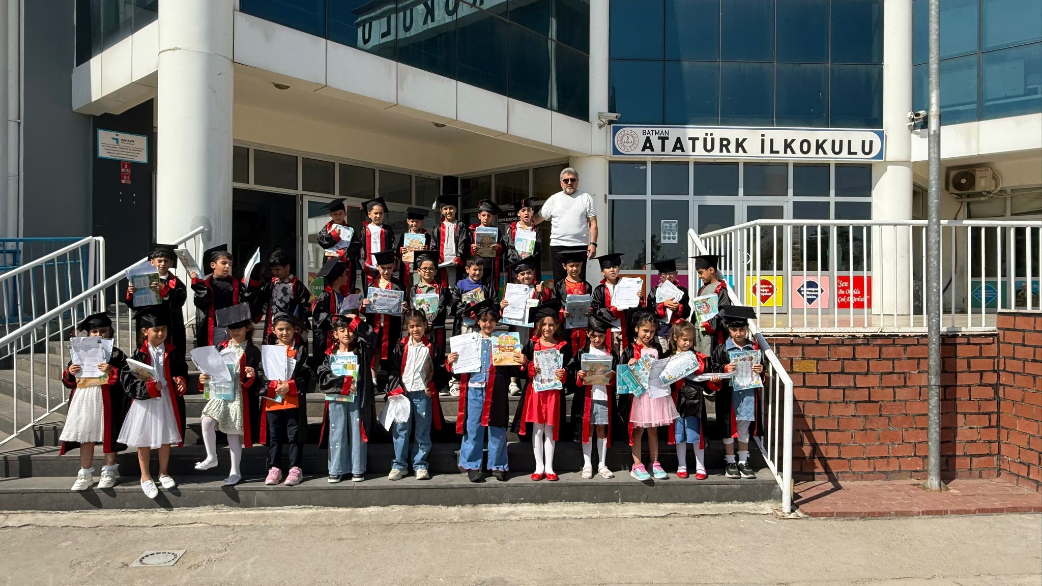 Miniklere mezuniyet coşkusu