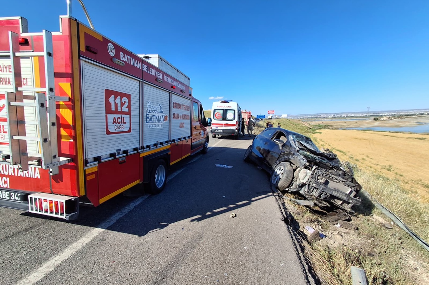 Otomobille çarpışan tanker devrildi